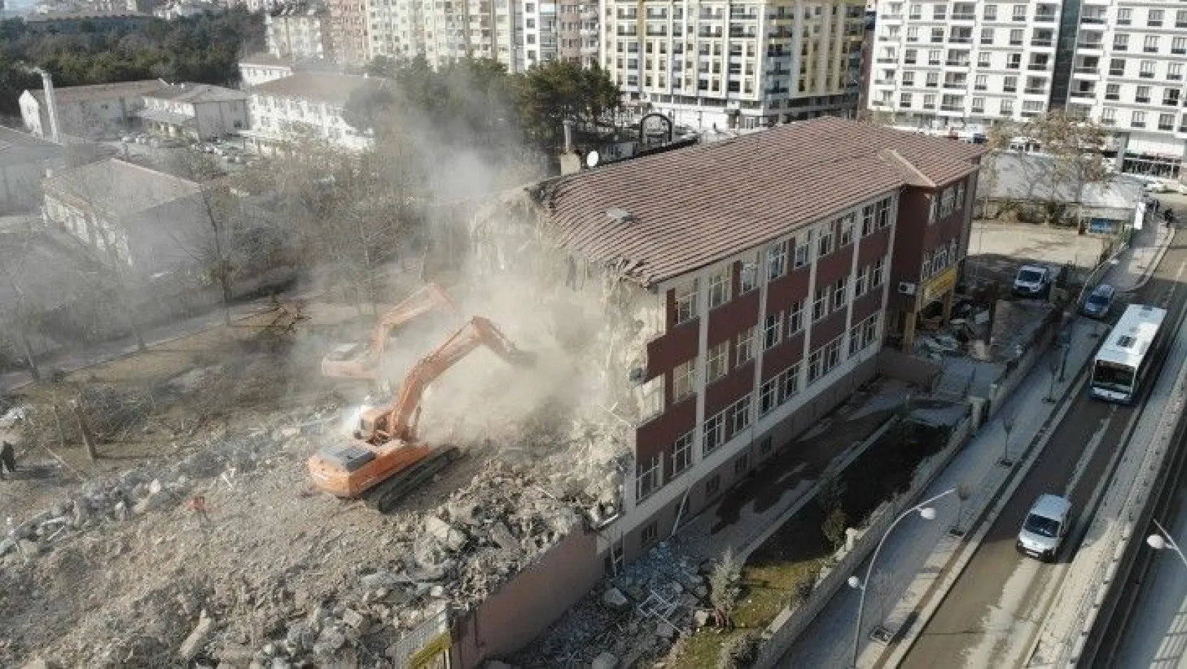 Depremde hasar gören 50 yıllık okullar yıkılıyor