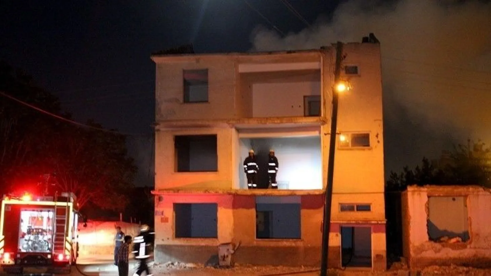 Depremde hasar gören binada yangın çıktı