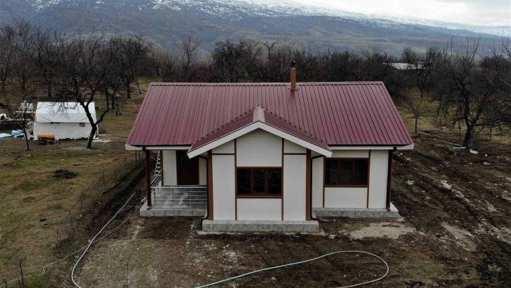 Depremin ana merkezi Çevrimtaş'a ilk 'örnek ev' kuruldu