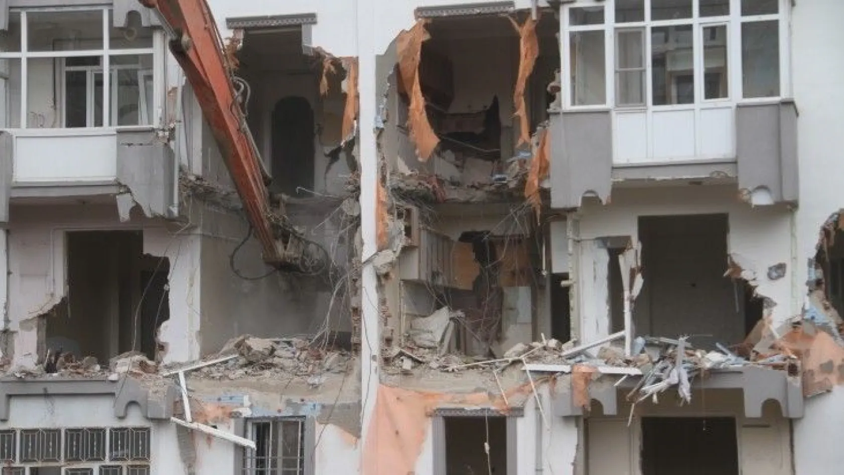 Depremin ardından ağır hasar alan bin 159 yapı yıkıldı