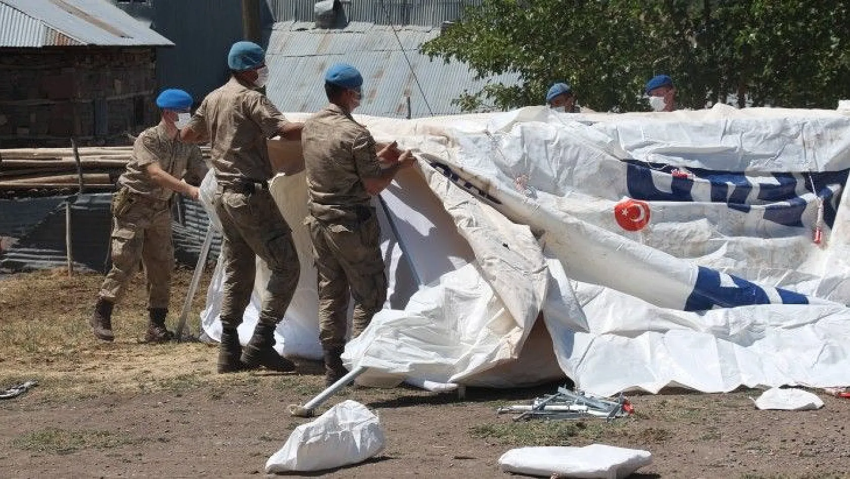 Depremin vurduğu köylerde çadırlar kurulmaya başlandı