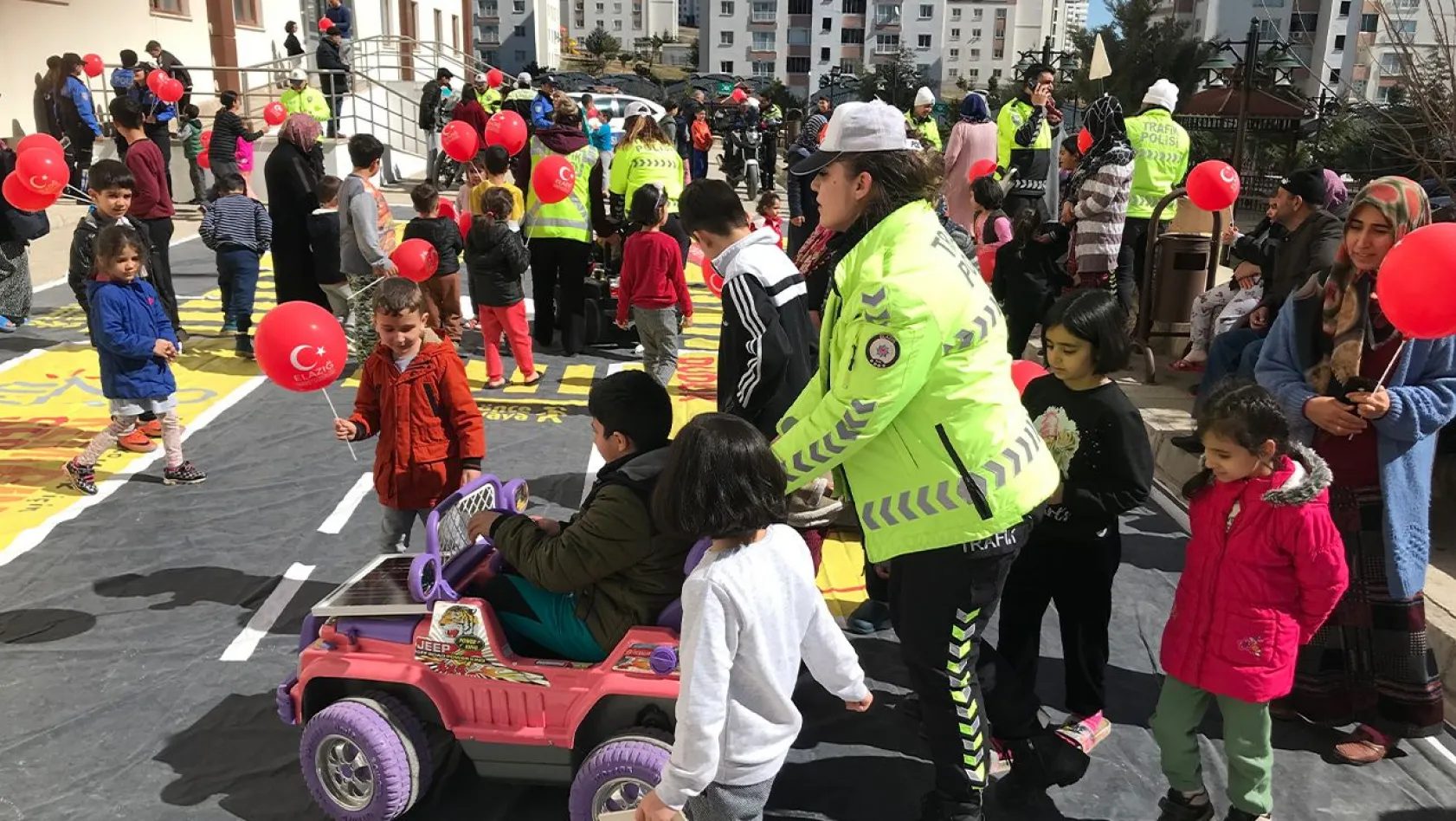 Depremzede çocuklar polislerle doyasıya eğlendi