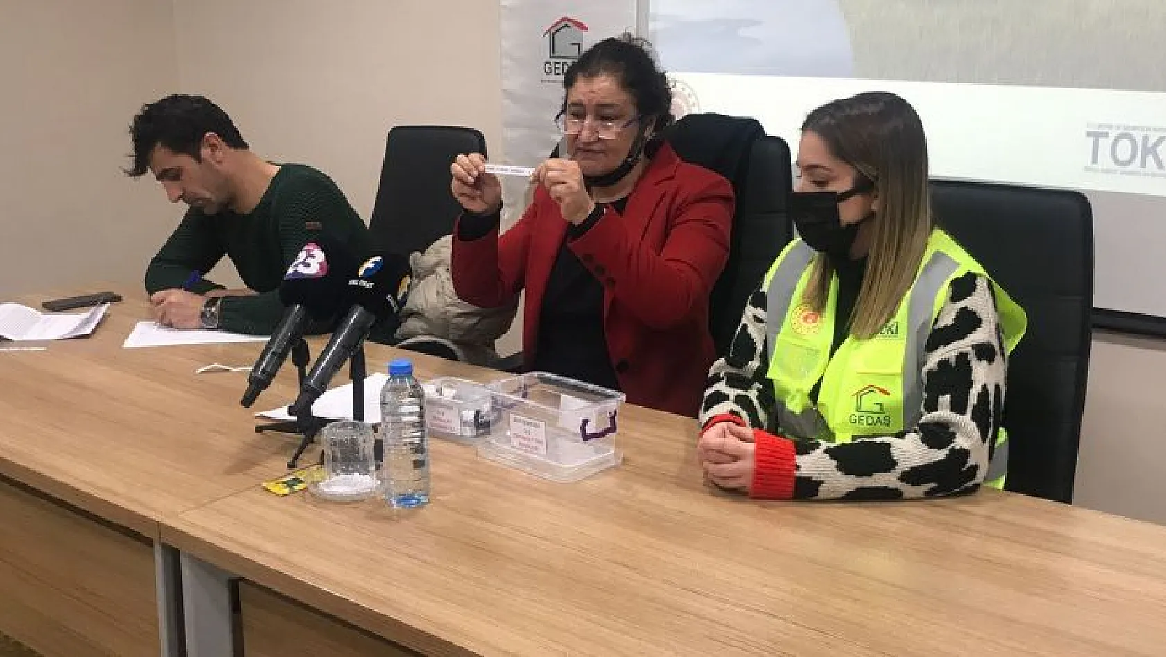 Depremzedeler evlerine kavuşmaya devam ediyor