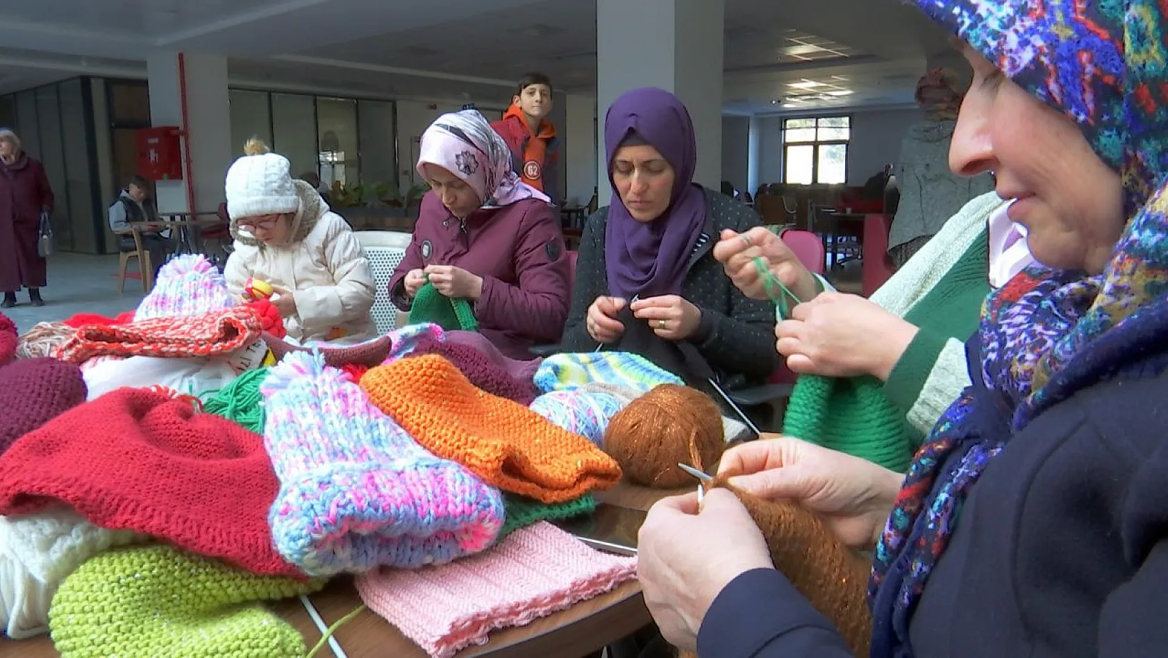 Depremzedeler için atkı, bere ve patik ördüler