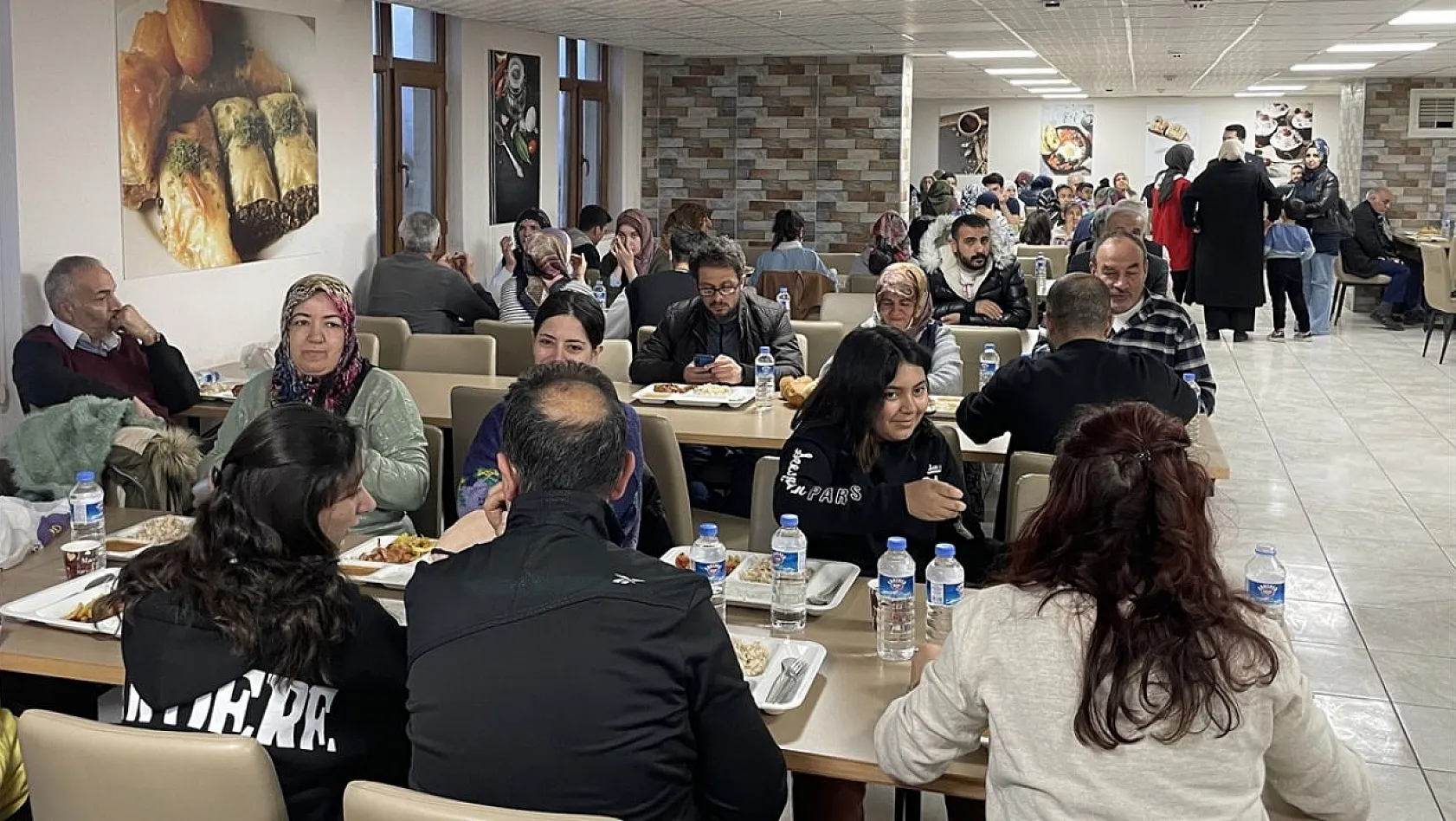 Depremzedeler iftarlarını kaldıkları Gsb yurtlarında açtı