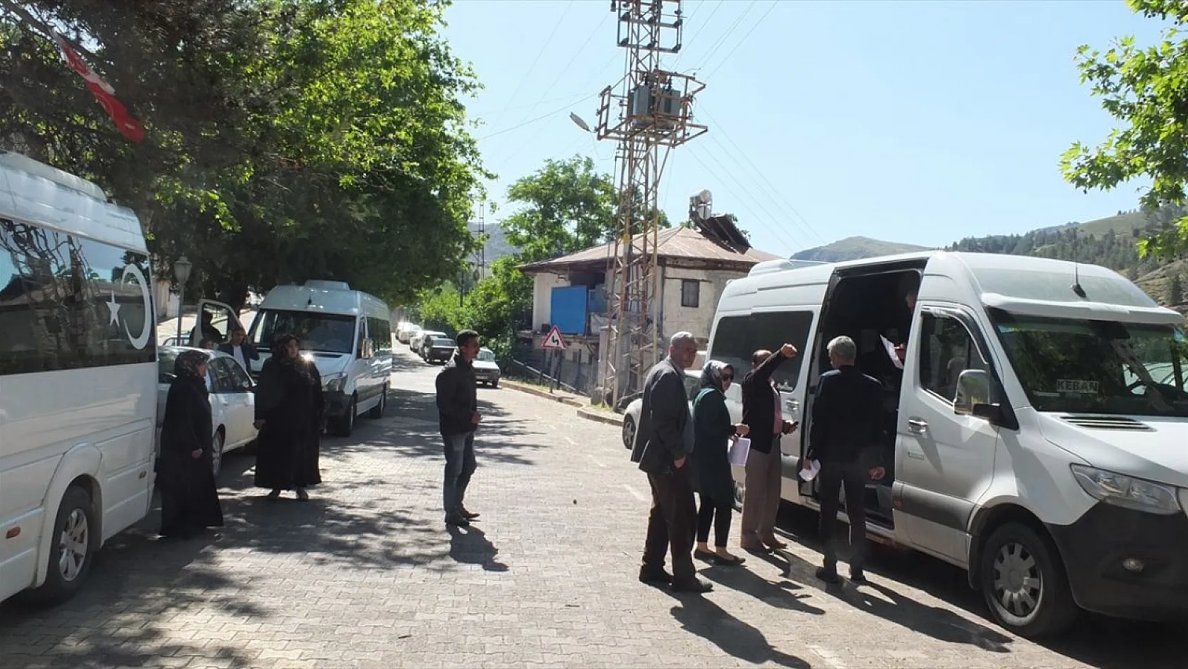 Depremzedeler oy kullanmak için memleketleri Malatya'ya gitti