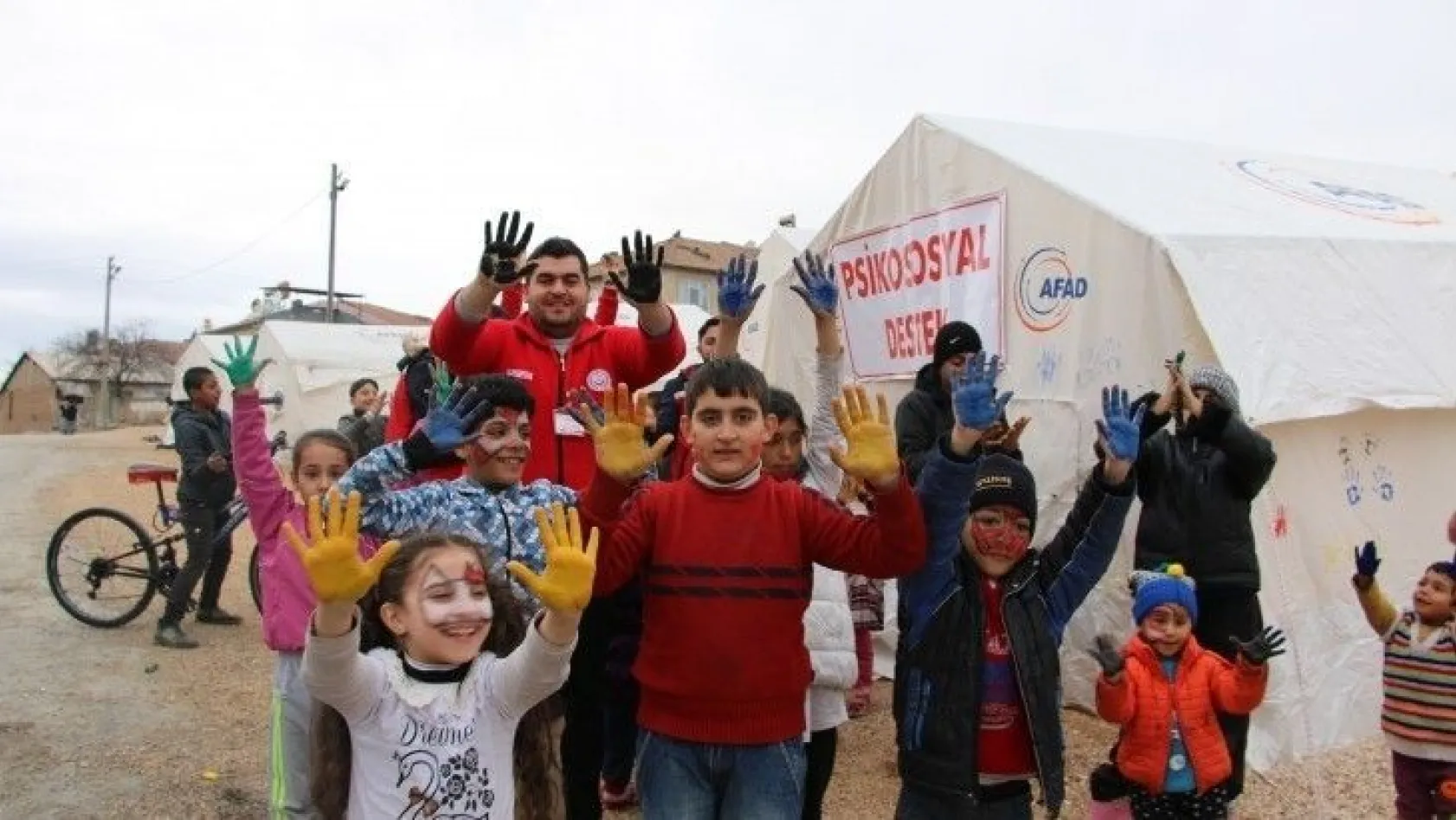 Destek çadırları ile depremzede çocukların gönüllerine dokunuluyor