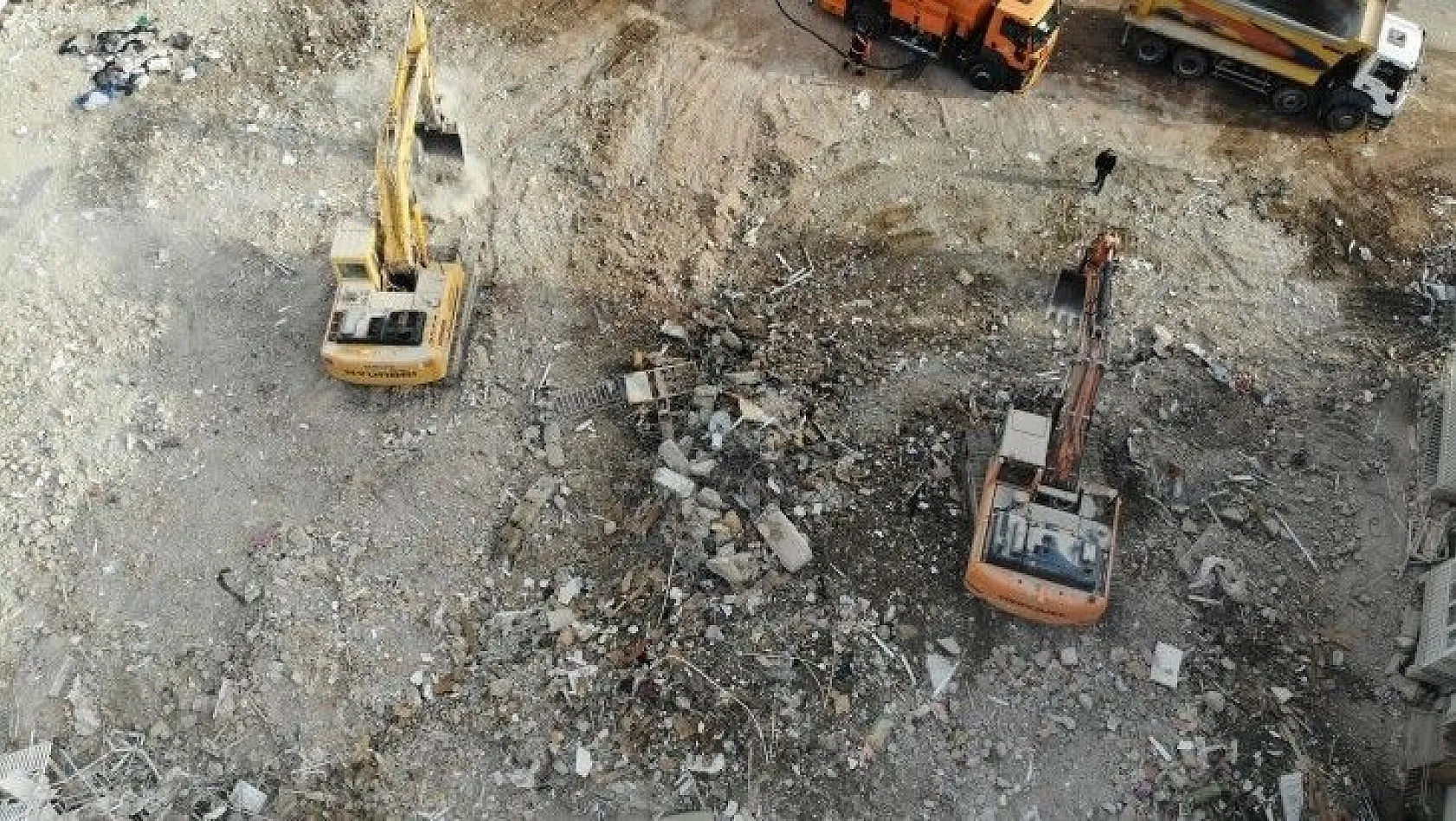 Dilek apartmanında enkaz çalışması