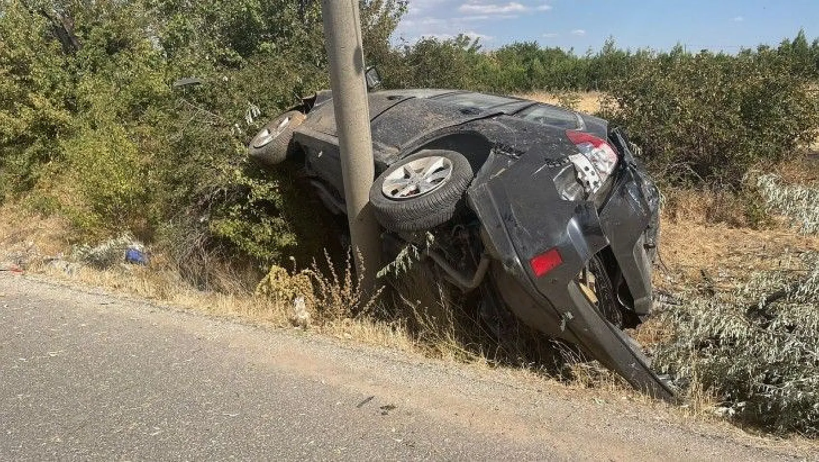 Direğe çarpan otomobil hurdaya döndü