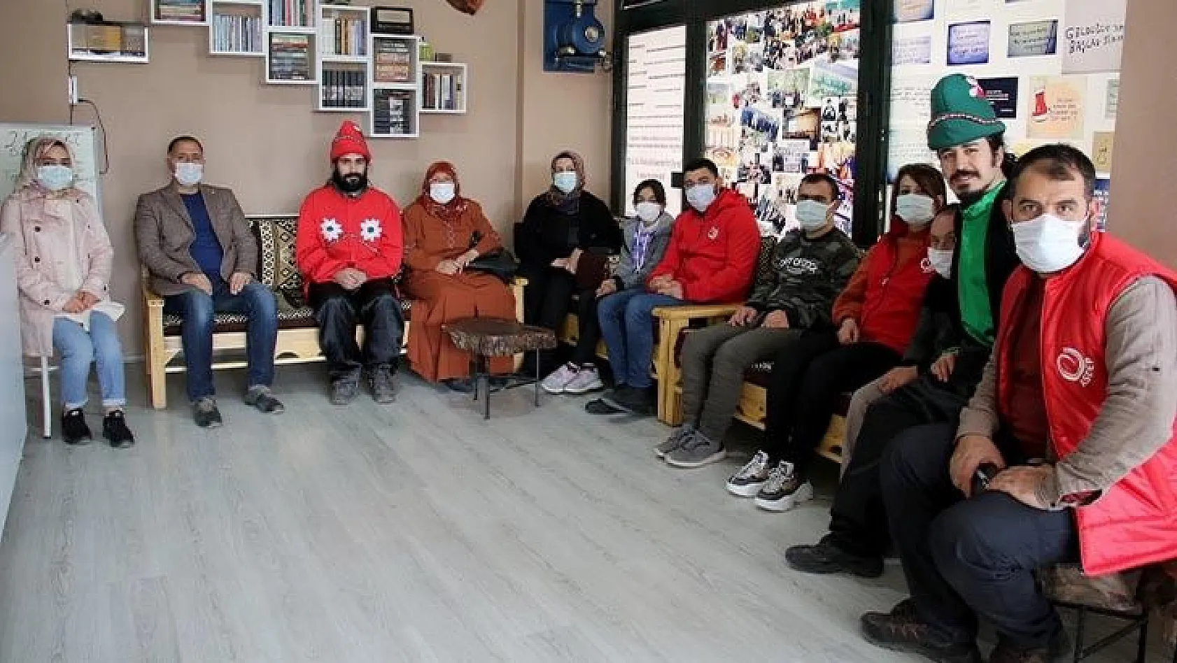 Down sendromlu iki arkadaşa doğum günü sürprizi