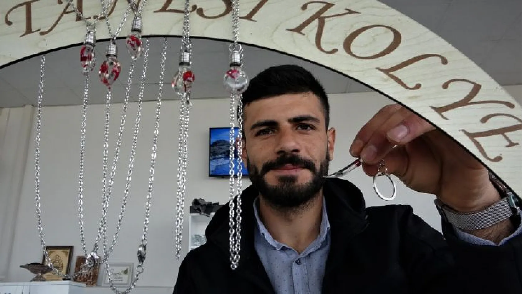 Ekmeğini pirinç tanelerinden kazanıyor