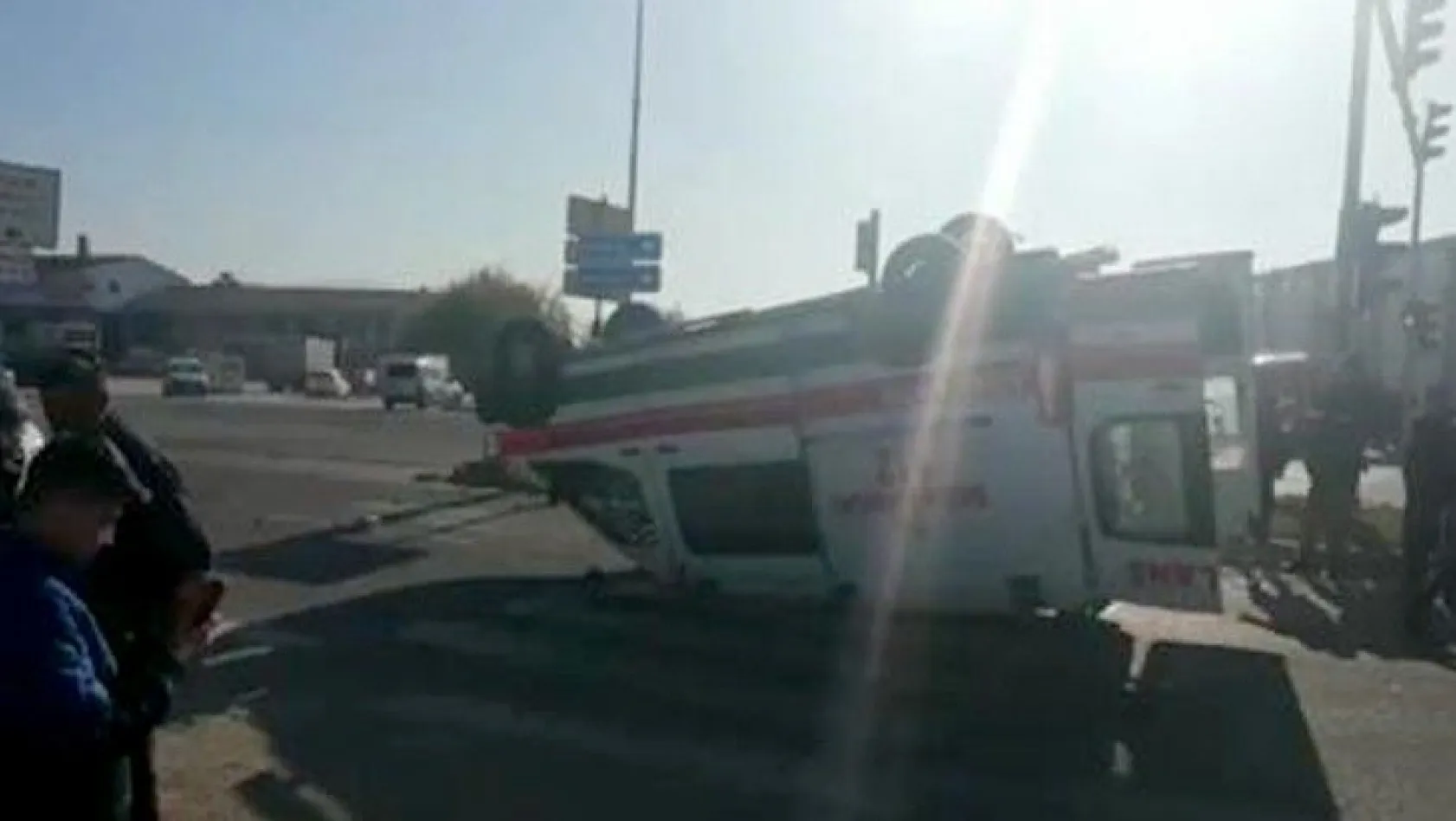Elazığ - Bingöl yolunda ambulans takla attı
