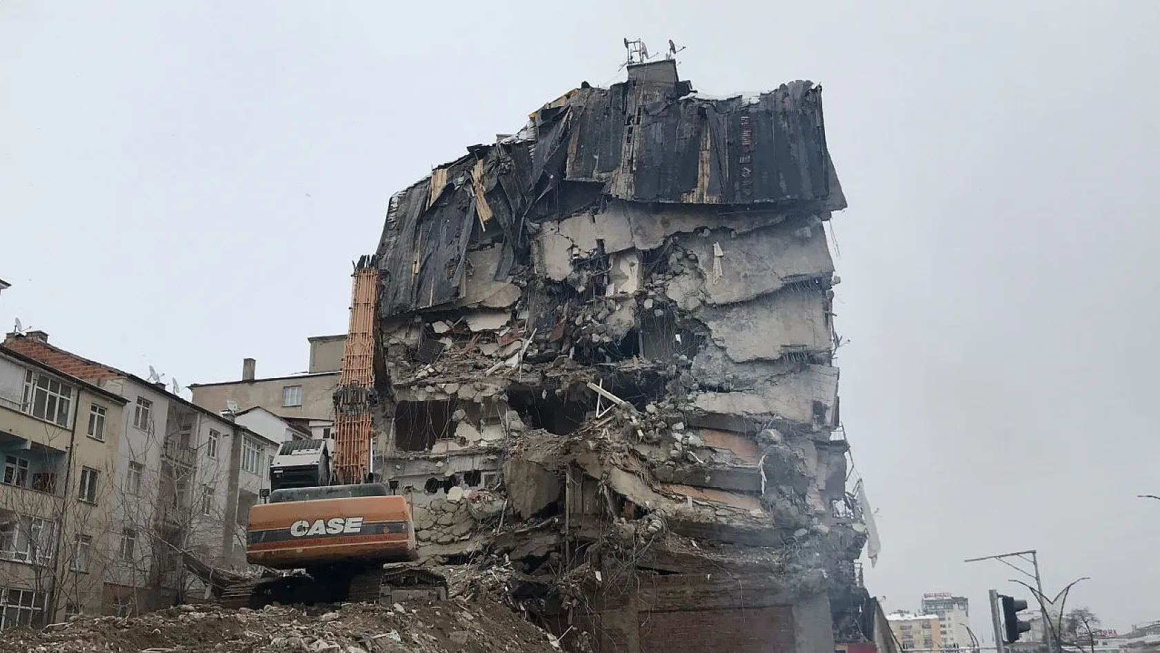 Elazığ'da ağır hasarlı binaların yıkımına başlandı