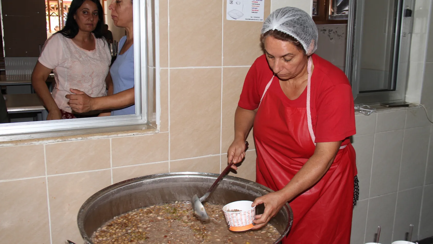 Elazığ'da aşure dağıtıldı