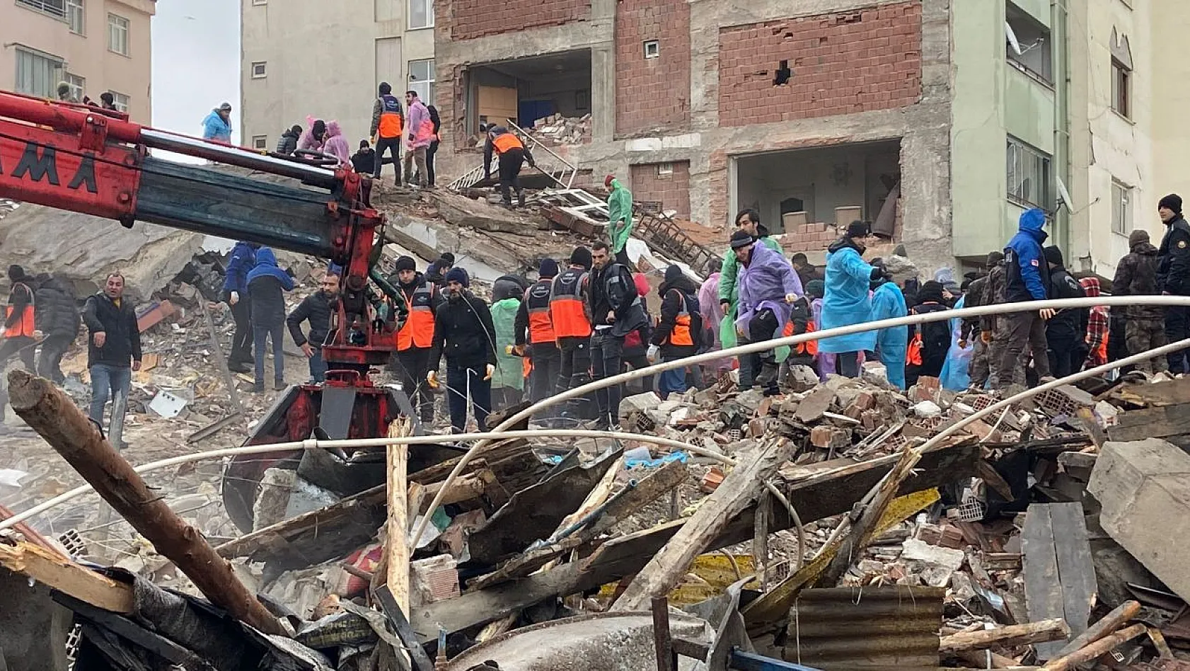 Elazığ'da bir bina çöktü!