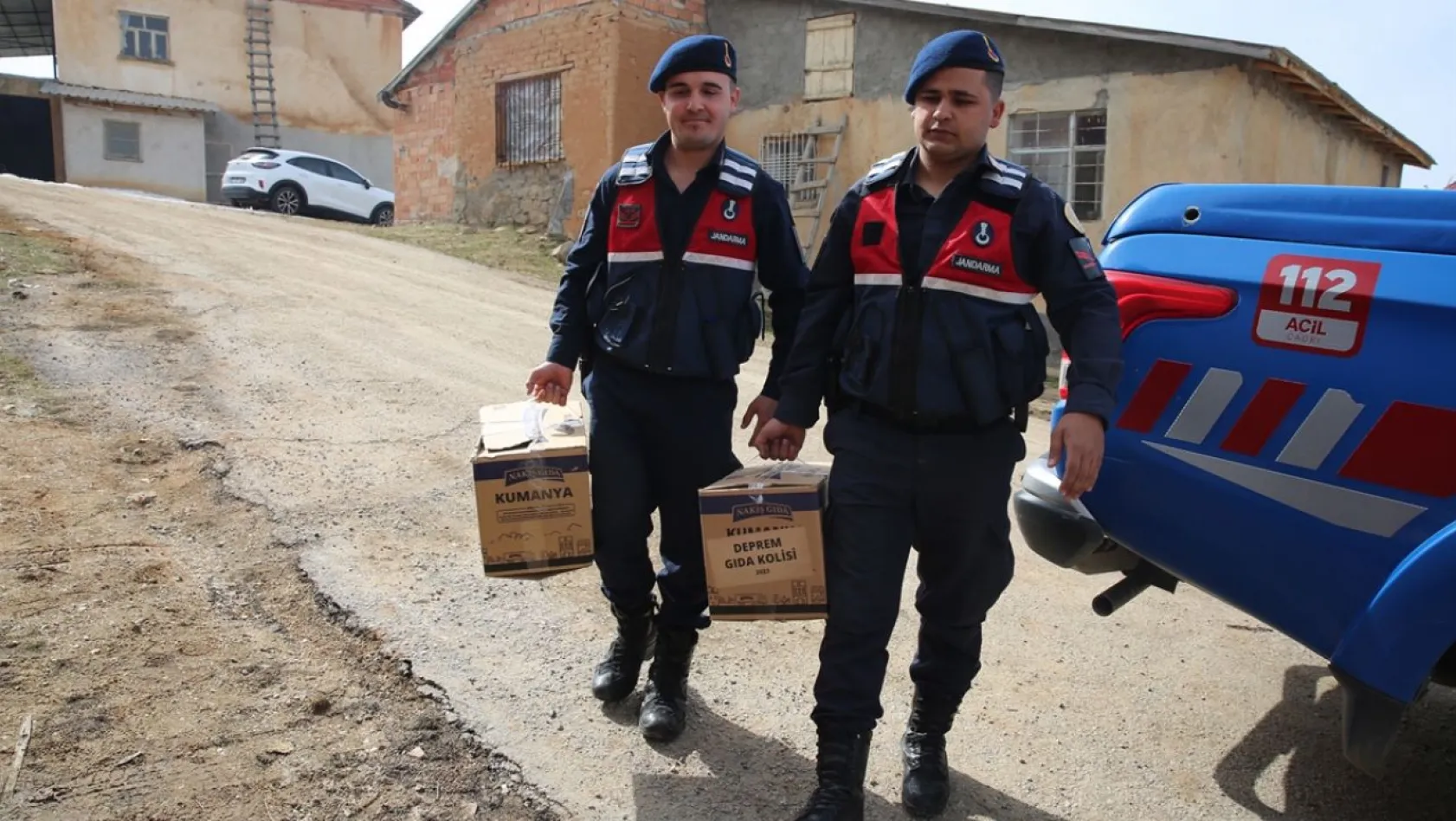 Elazığ'da ekipler, depremzedelerin yaralarını sarıyor