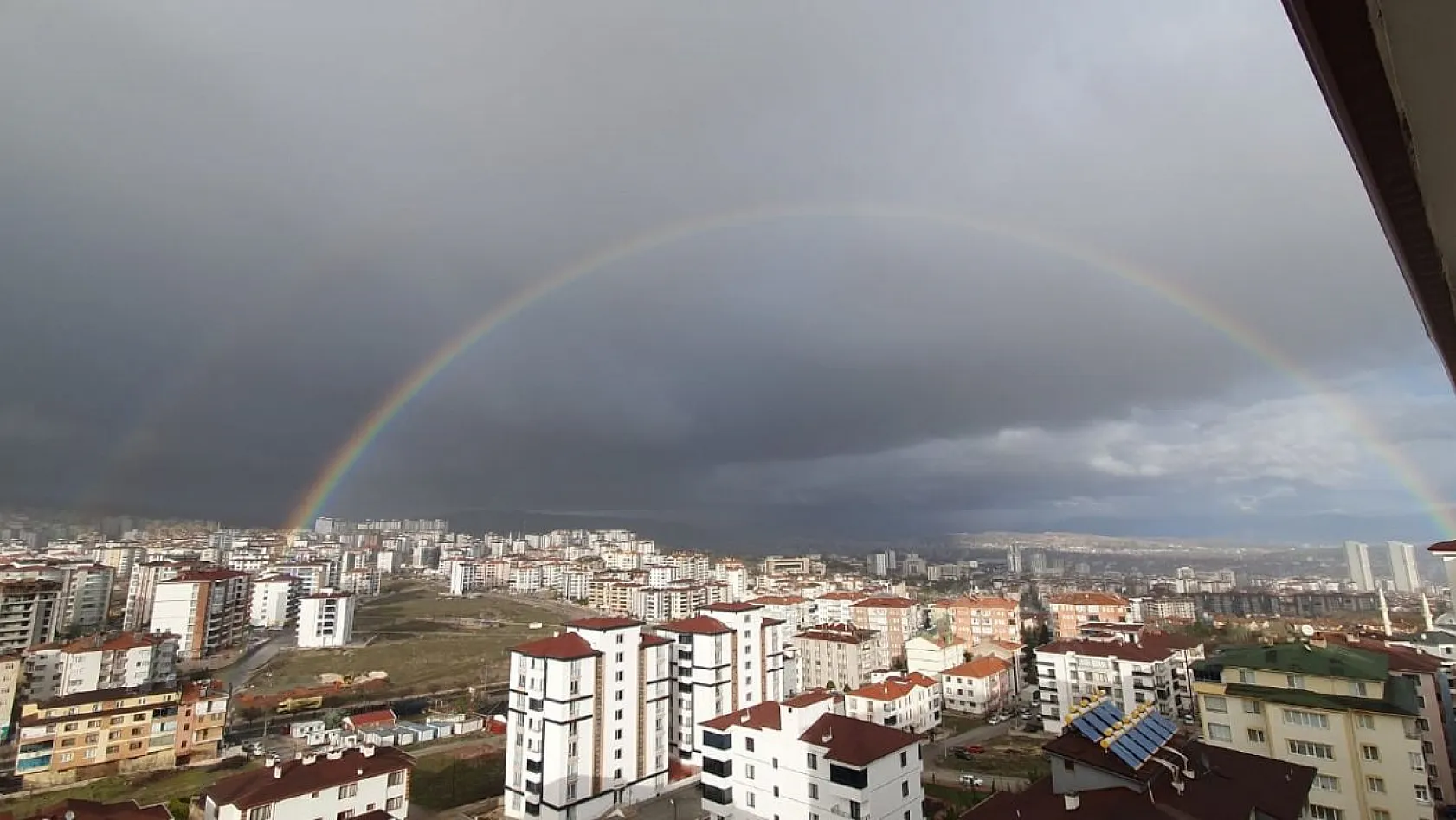 Elazığ'da gökkuşağı göz doldurdu!