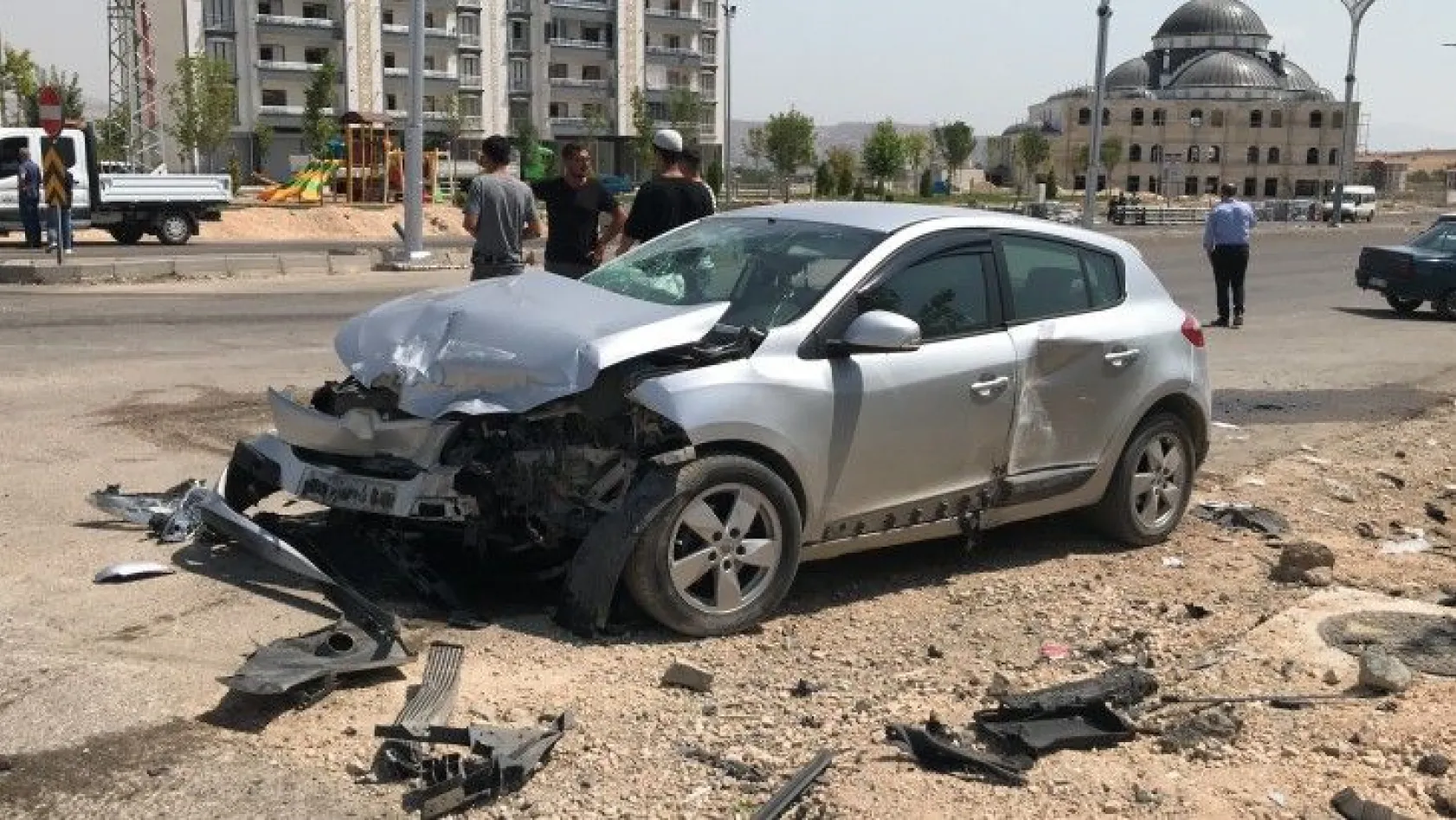 Elazığ'da iki otomobil çarpıştı! Yaralılar var...