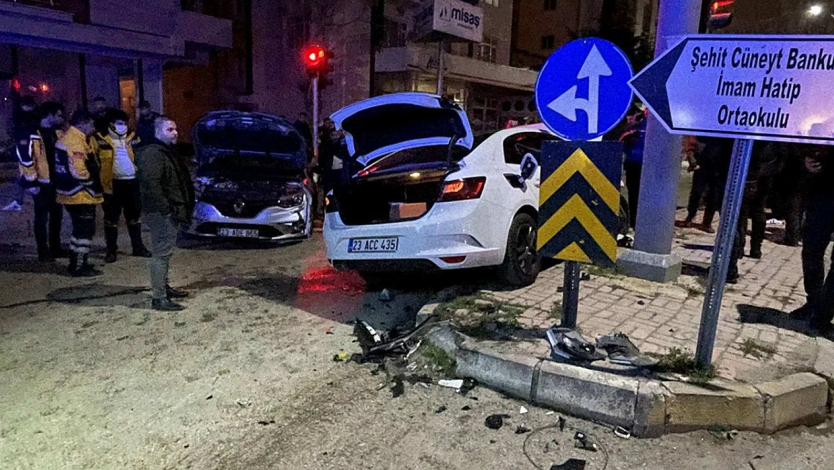 Elazığ'da iki otomobil çarpıştı