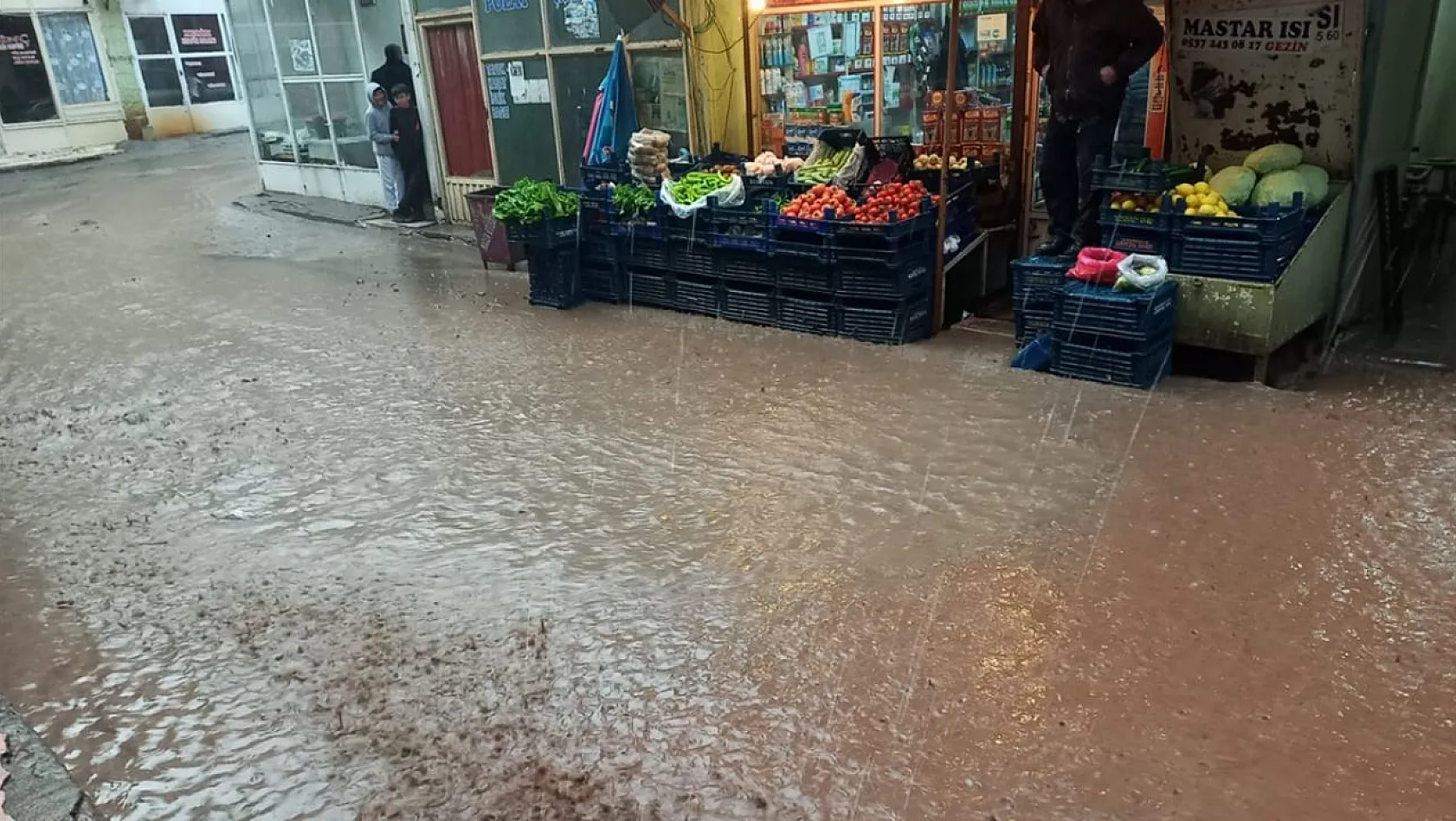 Elazığ'da iş yerlerini su bastı, yollar zarar gördü