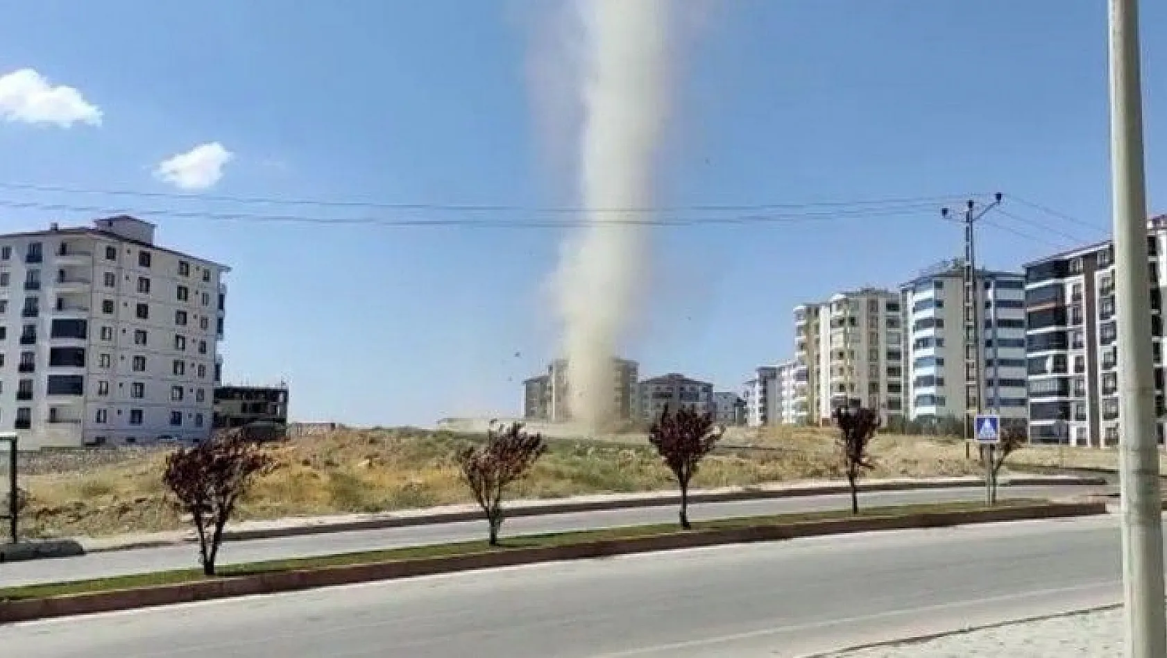 Elazığ'da mini hortum kameralara yansıdı