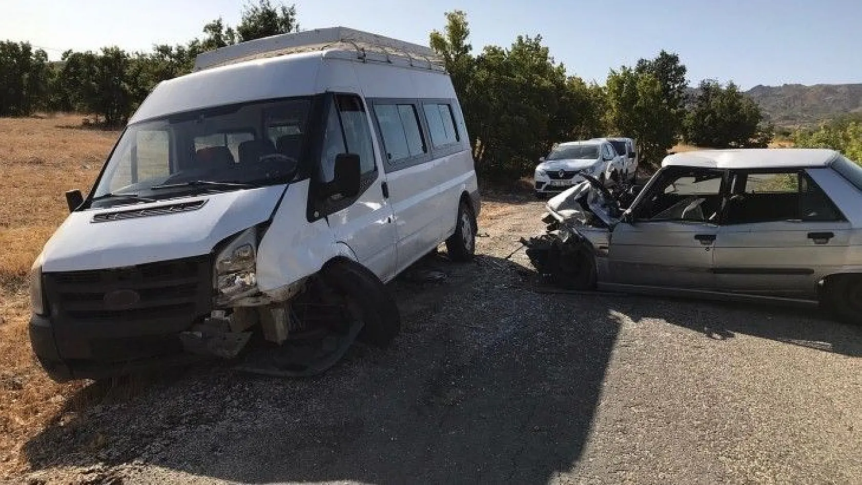 Elazığ'da minibüs ile otomobil çarpıştı! Çok sayıda yaralı