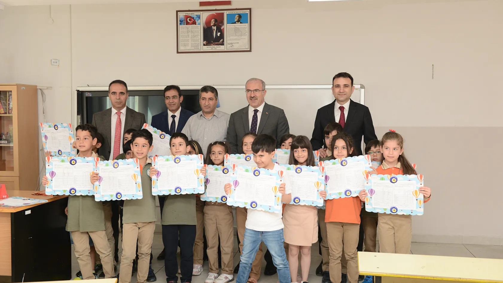Elazığ'da öğrenciler karne aldı