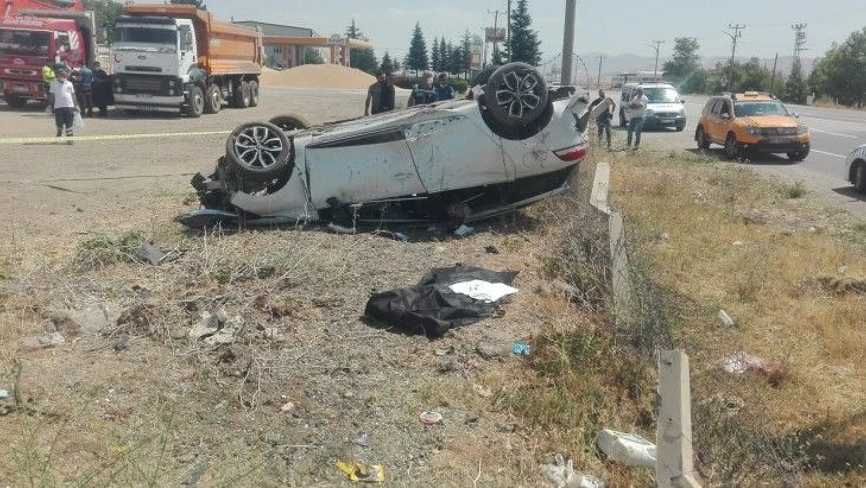Elazığ'da otomobil takla attı