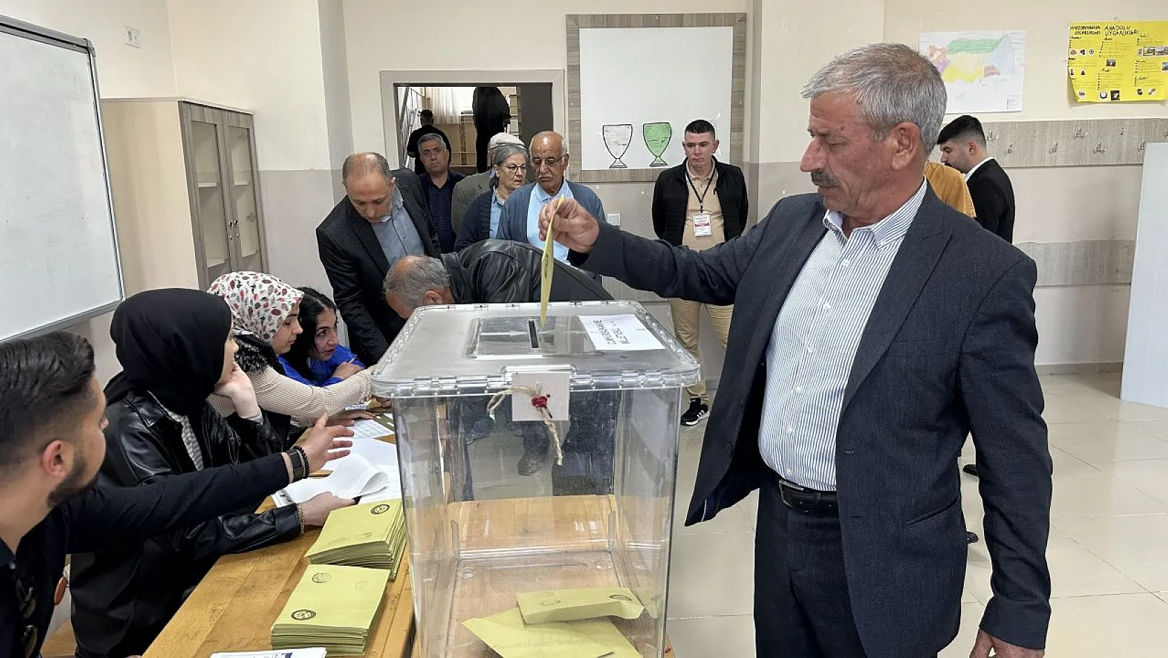 Elazığ'da oy kullanma işlemeleri başladı