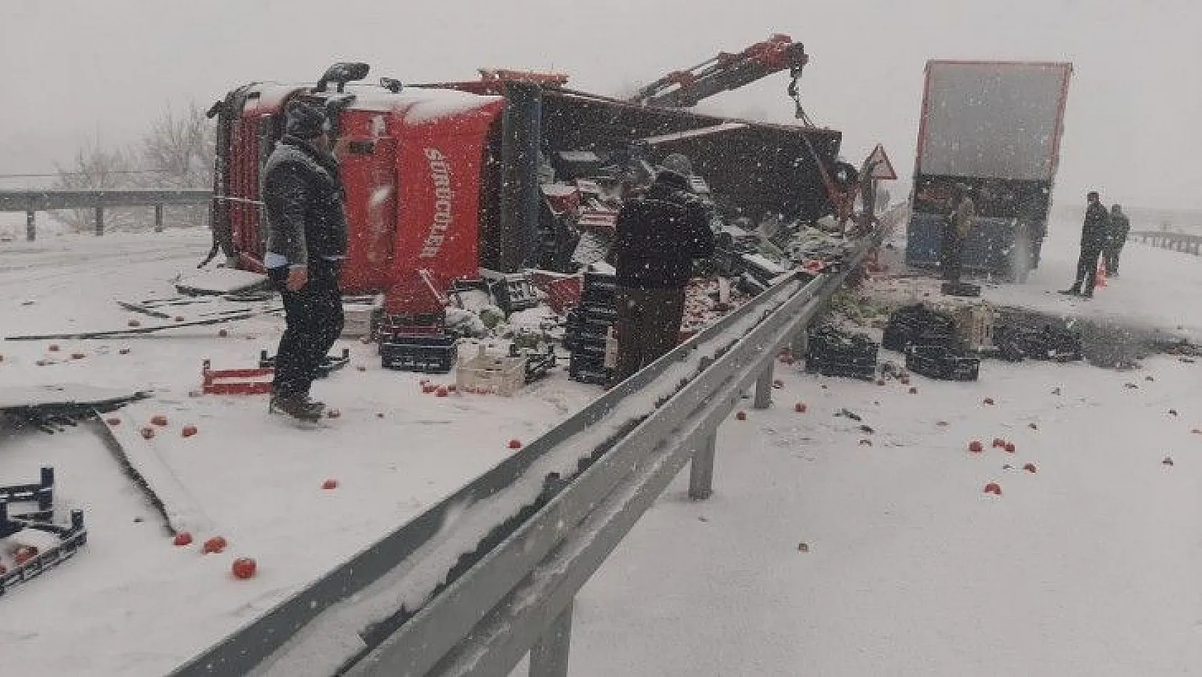 Elazığ'da tırlar çarpıştı! Çok sayıda yaralı var