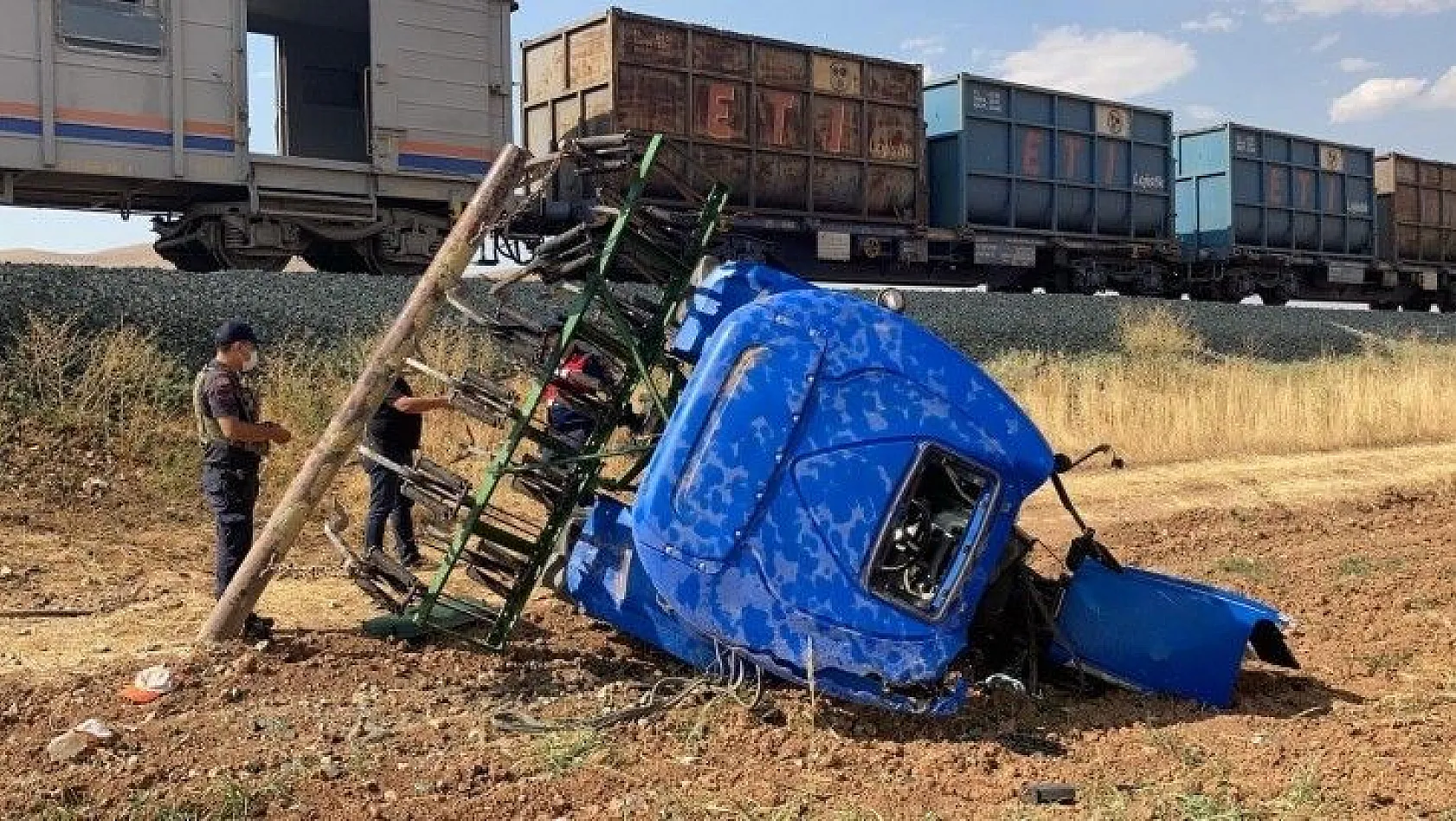 Elazığ'da tren kazası! Traktör ikiye bölündü