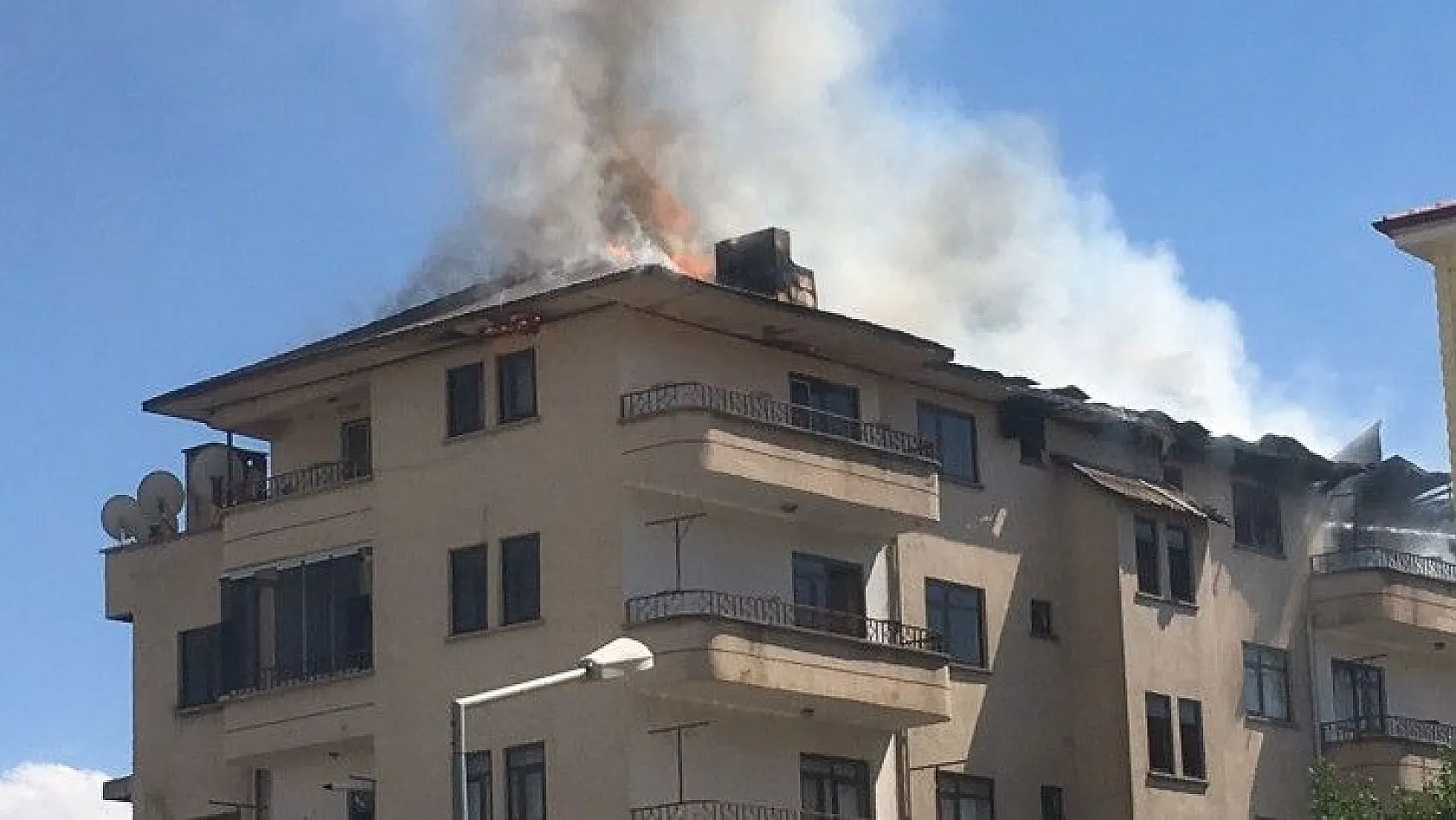 Elazığ'da yangın, bina ve bir okuldaki öğrenciler tahliye edildi