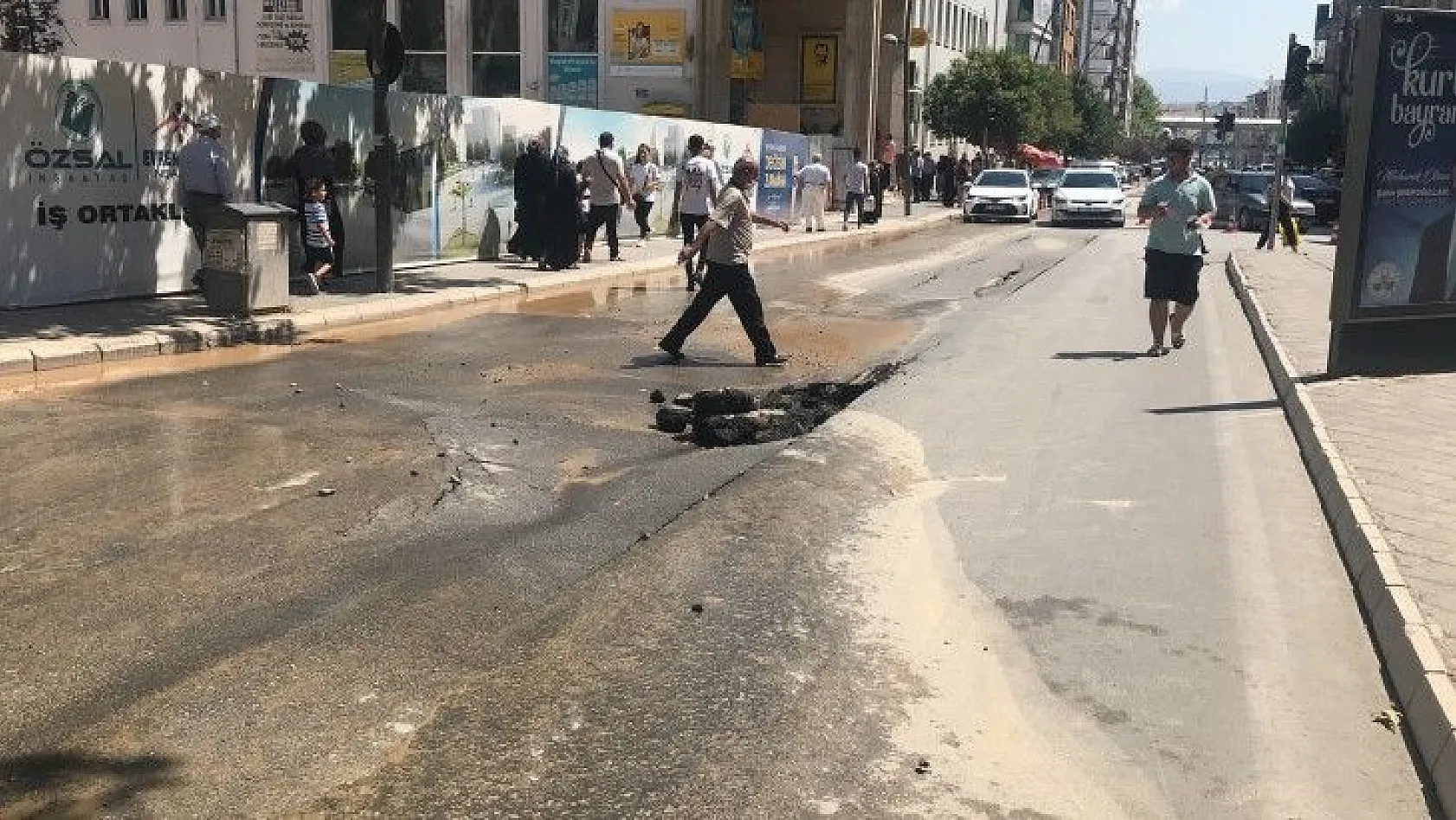 Elazığ'da yol çöktü !