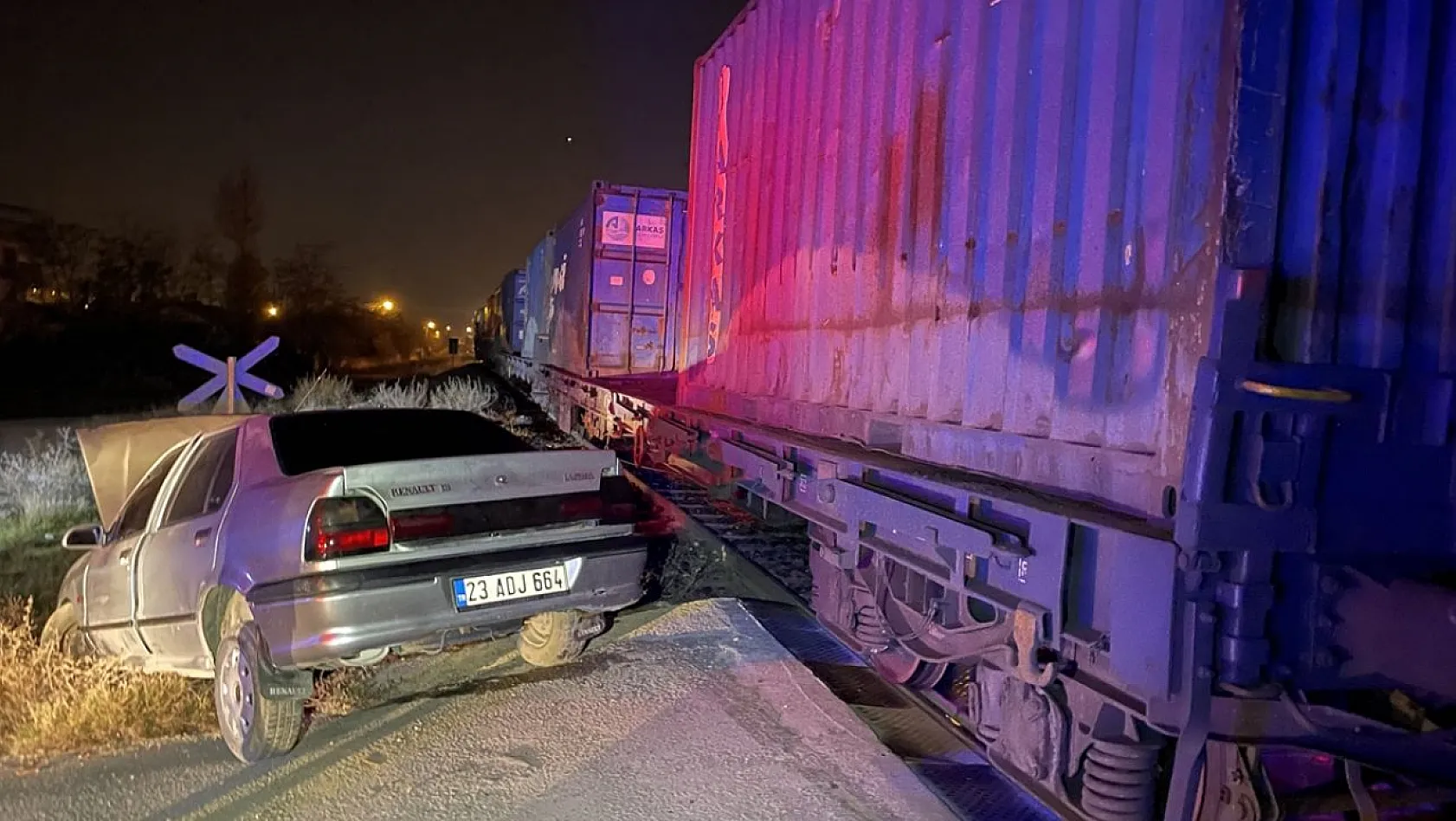 Elazığ'da yük treni otomobile çarptı