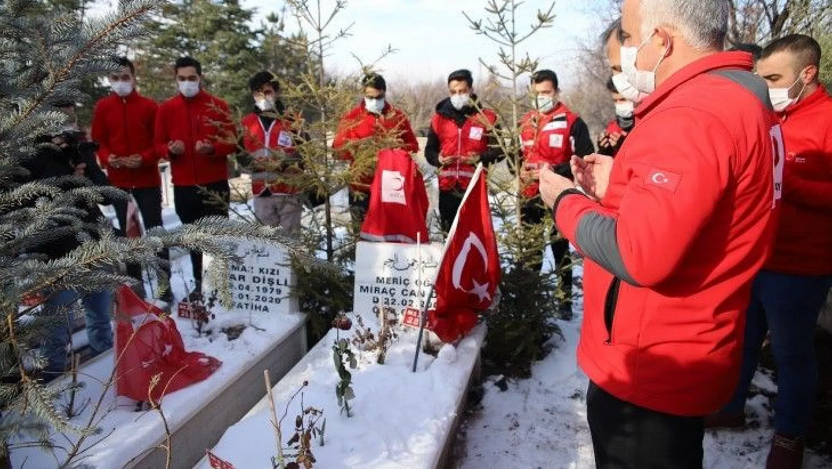 Elazığ depreminde hayatını kaybedenler kabri başında anıldı