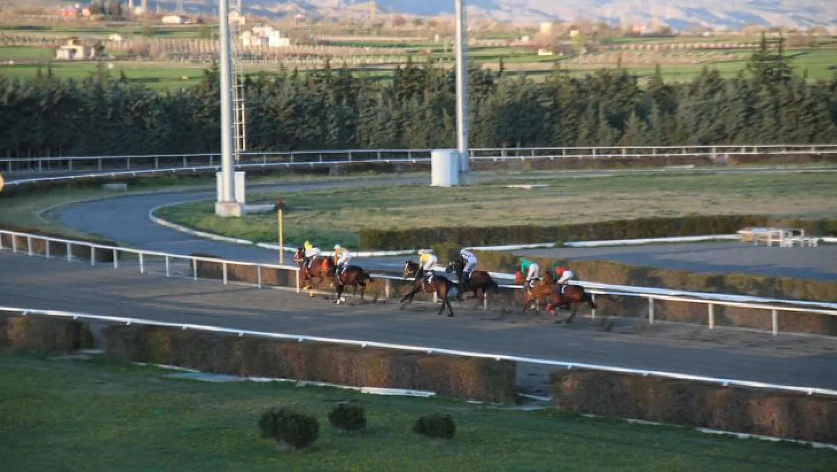 Elazığ Hipodromu'nda sezon başladı