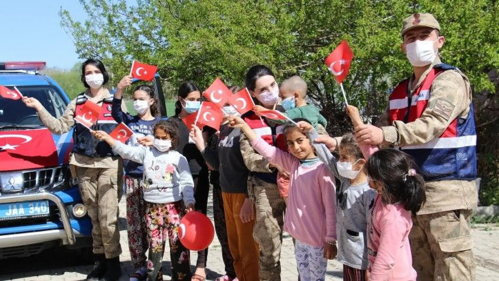 Elazığ İl Jandarma Komutanlığı ekipleri çocukları unutmadı