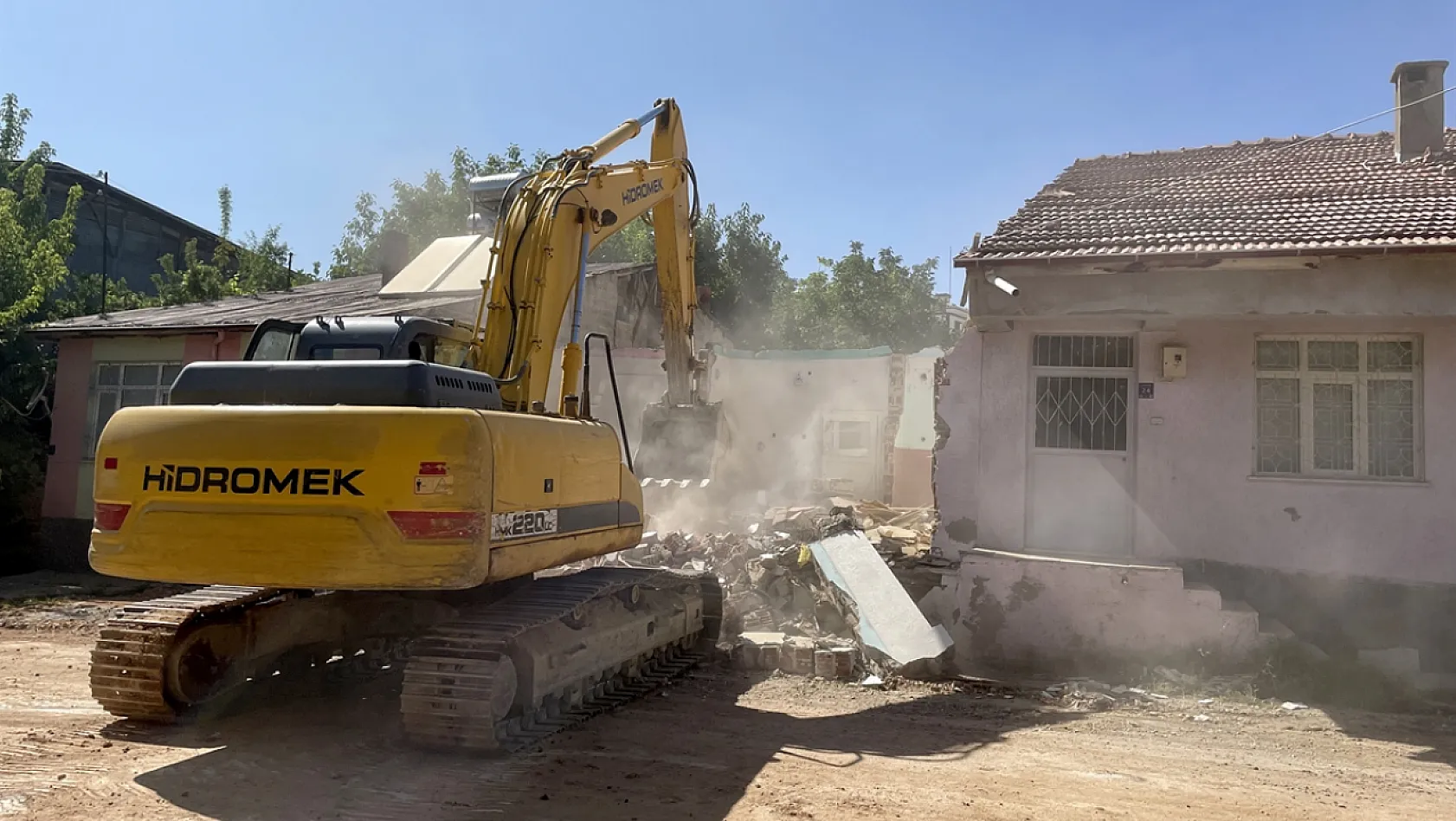 Elazığ'ın ağır hasarlı yapıları yıkılıyor