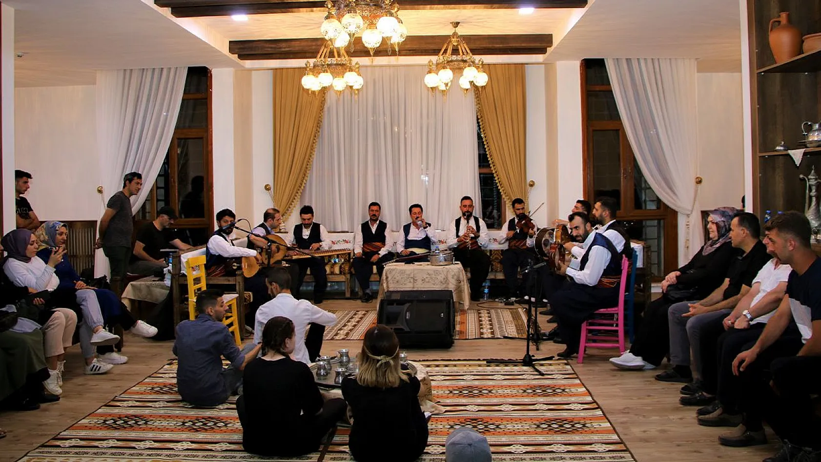 Elazığ'ın Türkiye'ye mal olmuş musikisi Kürsübaşı yoğun ilgi görüyor