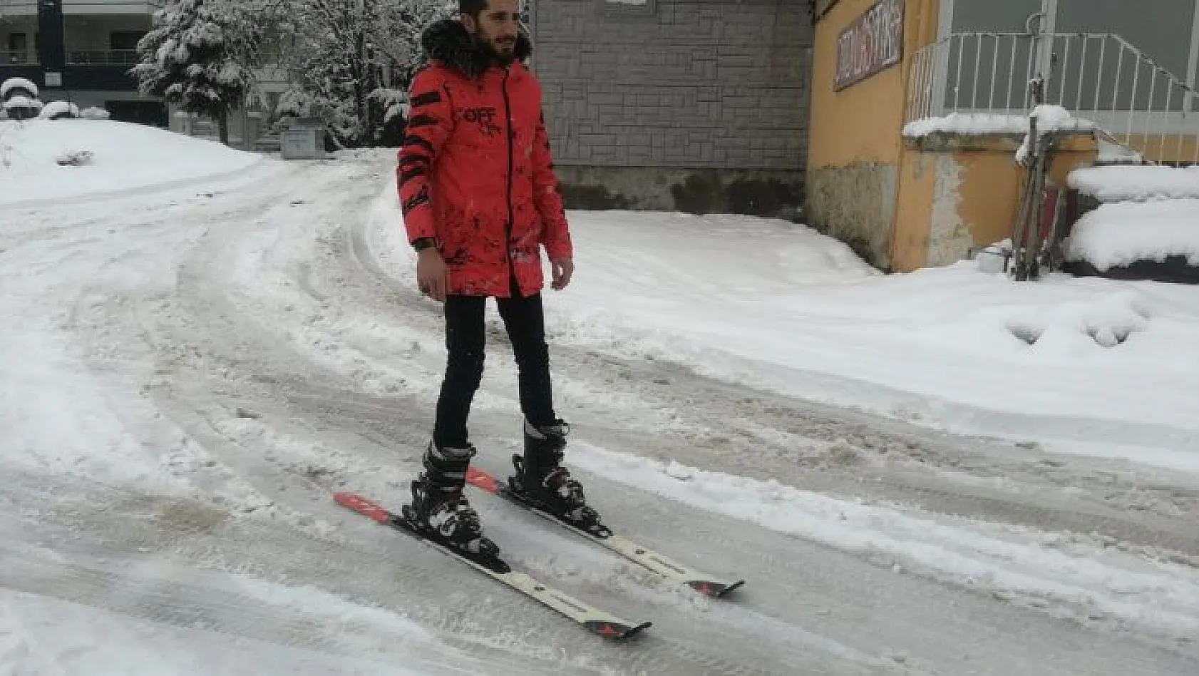 Elazığ sokaklarında kayak yaparak gezdiler