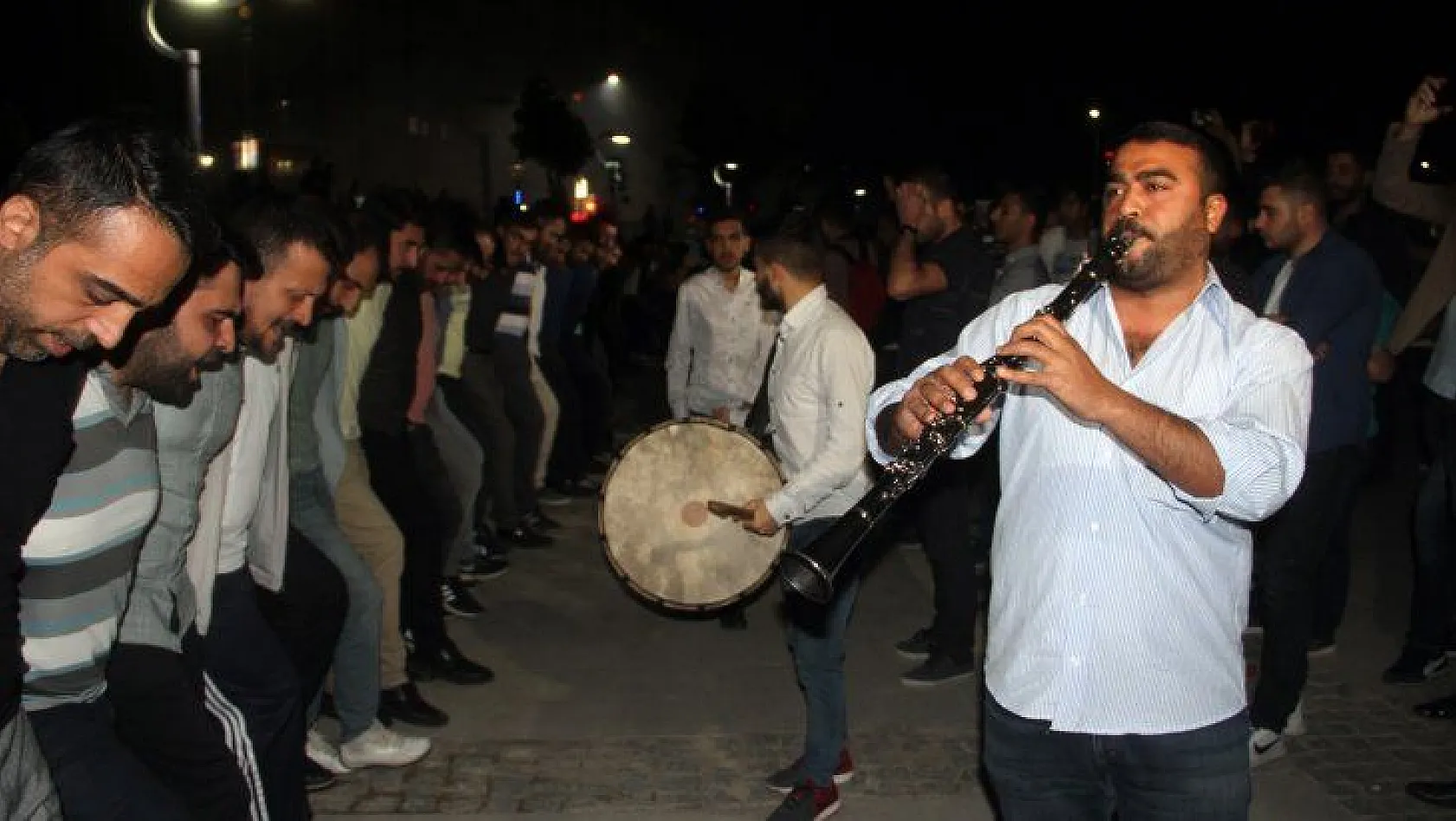 Elazığ'da 200 kişilik sahur halayı