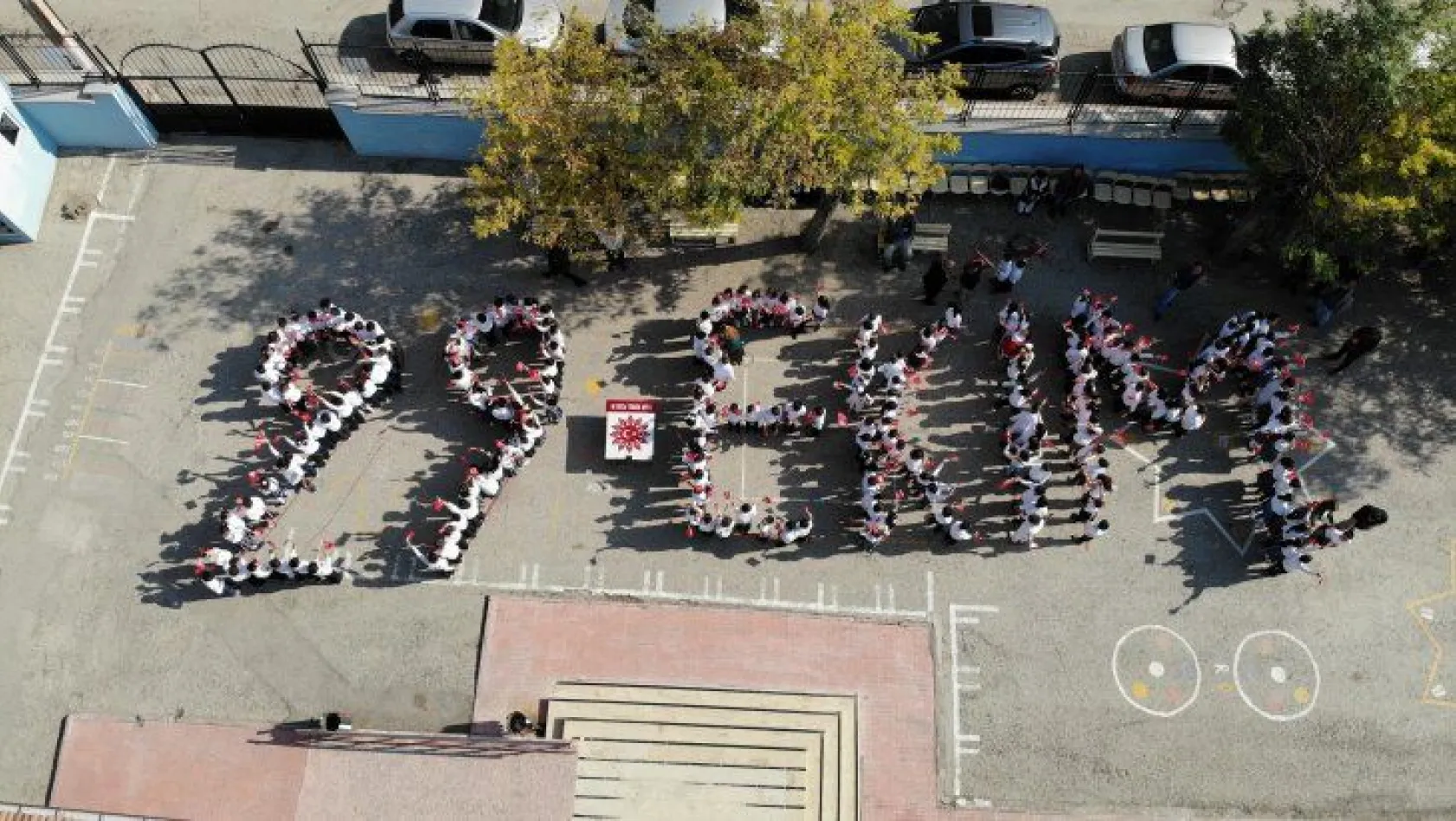 Elazığ'da 200 öğrenciden '29 Ekim' koreografisi