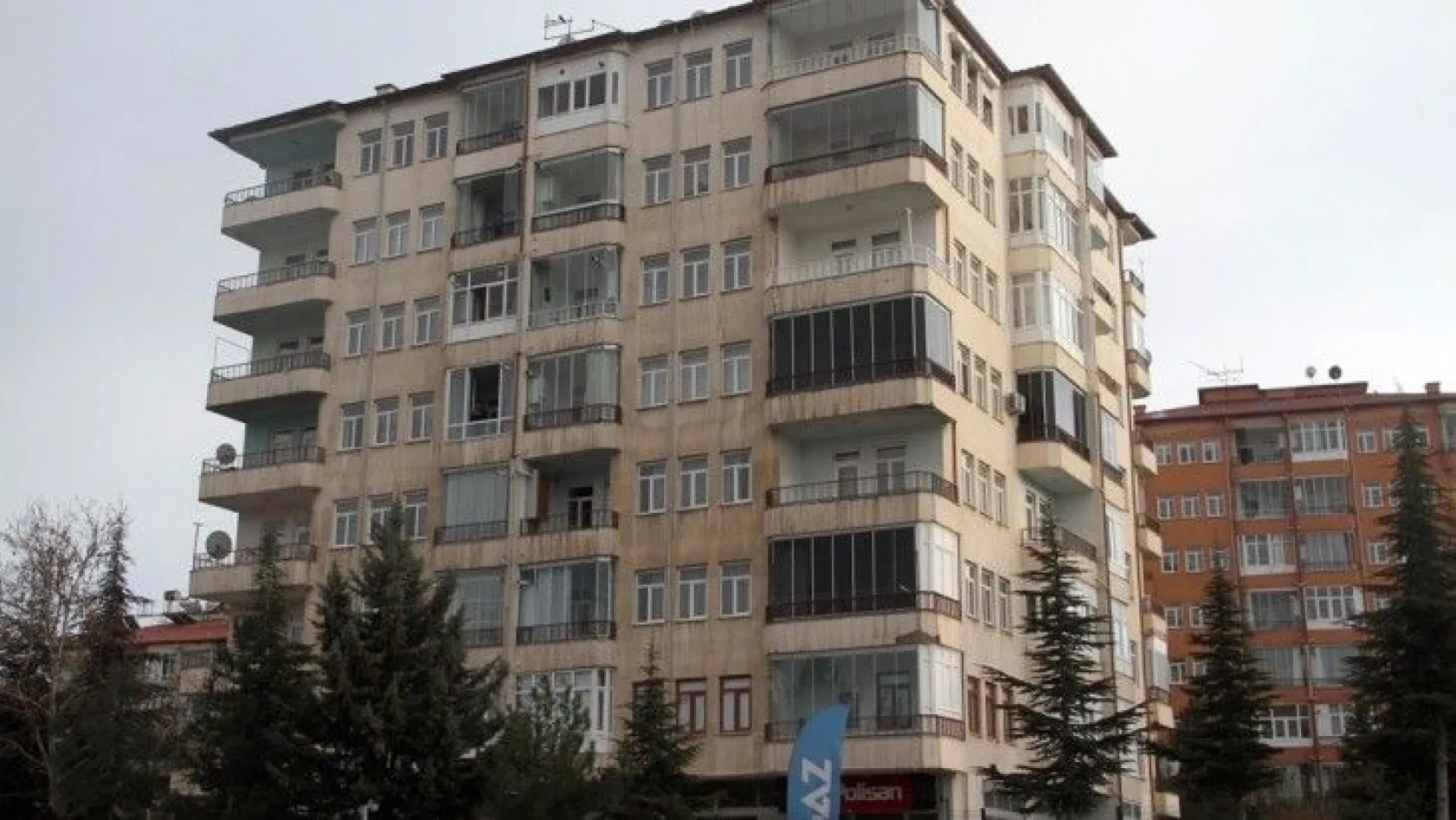 Elazığ'da 8 katlı apartman karantinaya alındı