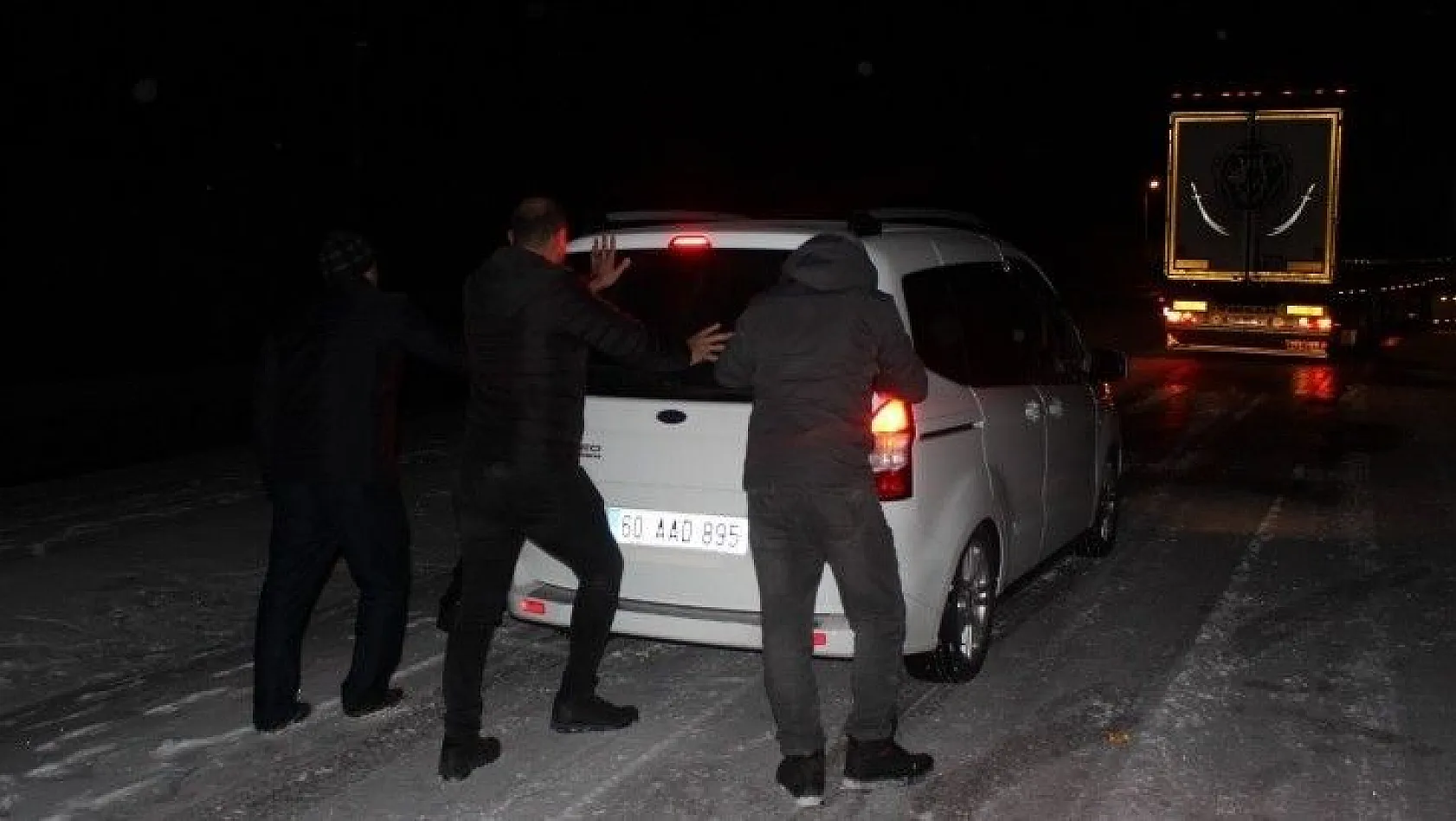 Elazığ'da gizli buzlanma zincirleme kazaya neden oldu