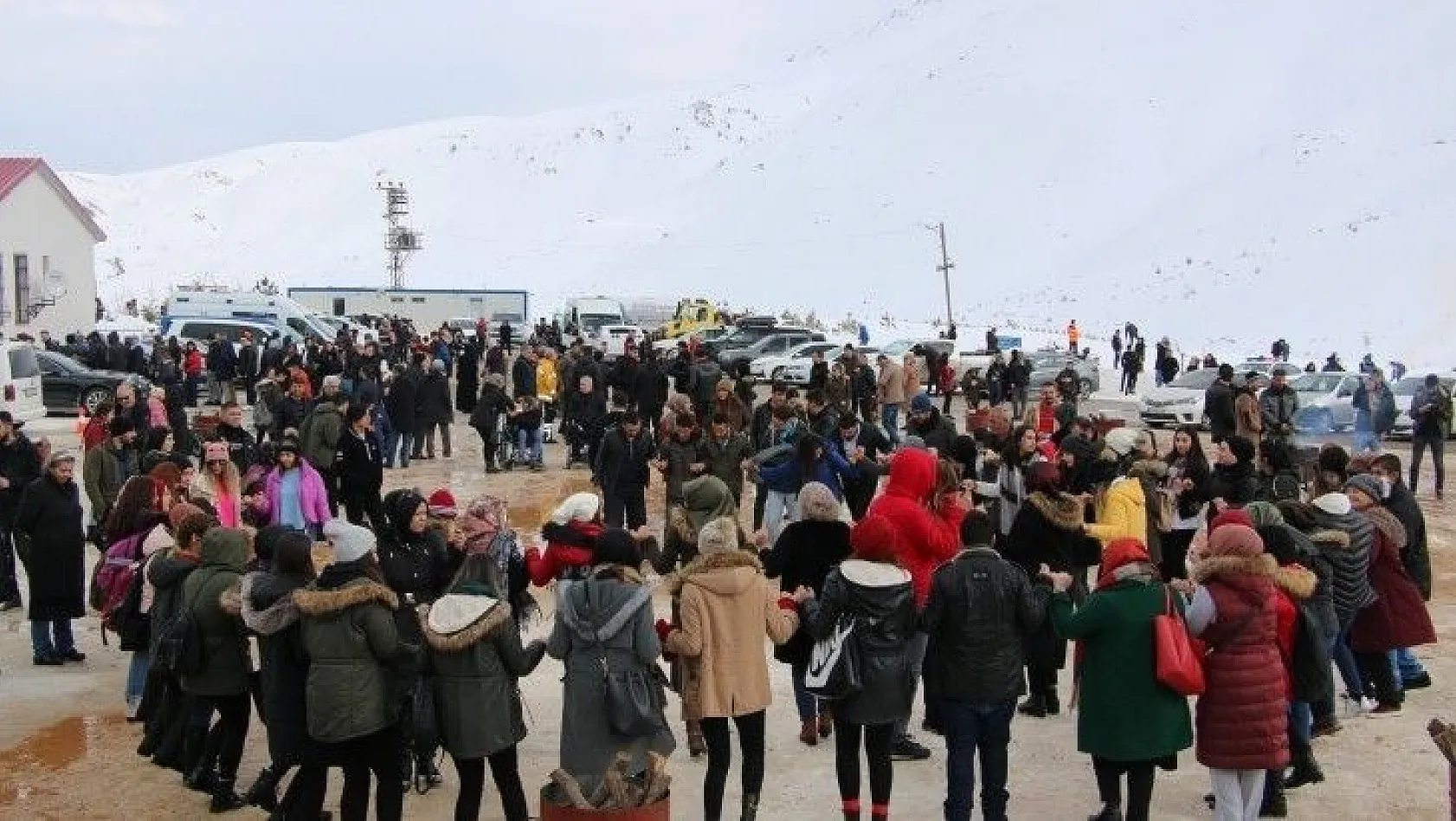 Elazığ'da kayak merkezinde tatilciler festivalle coştu