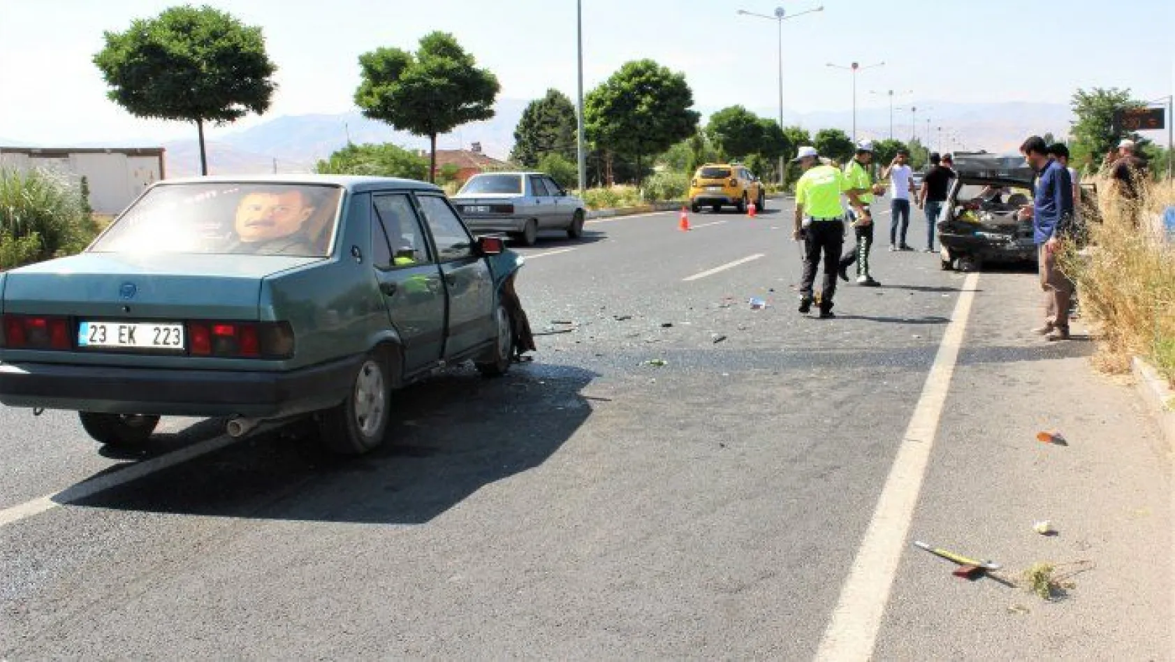 Elazığ'da otomobiller çarpıştı: 2'si çocuk 8 yaralı