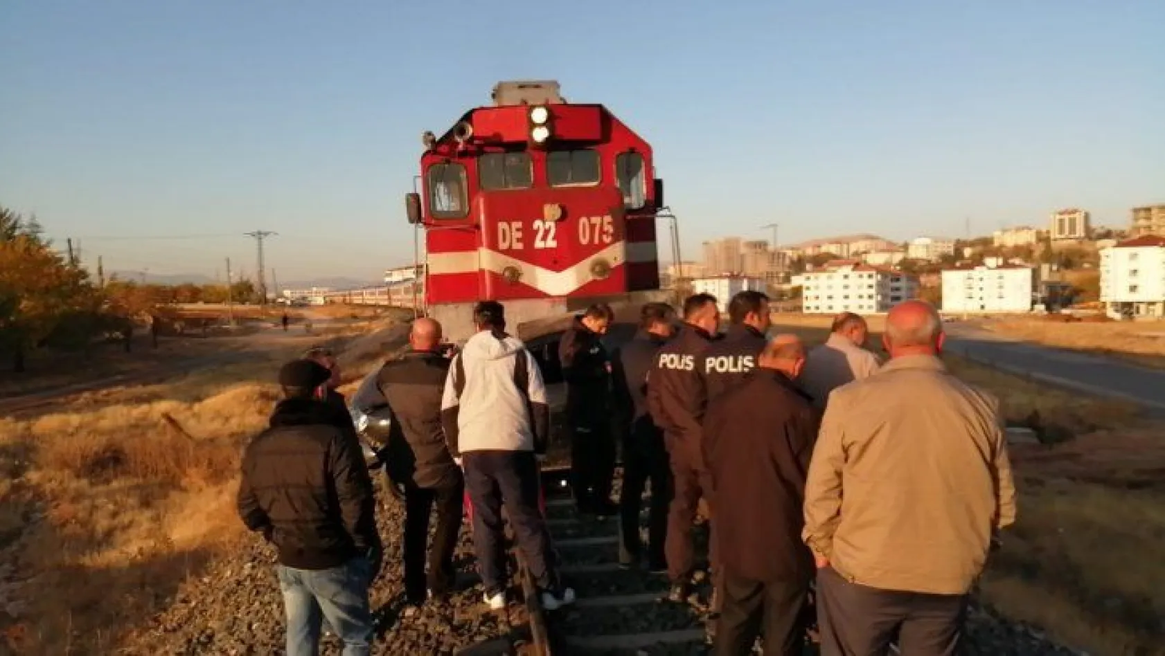 Elazığ'da tren araca çarptı
