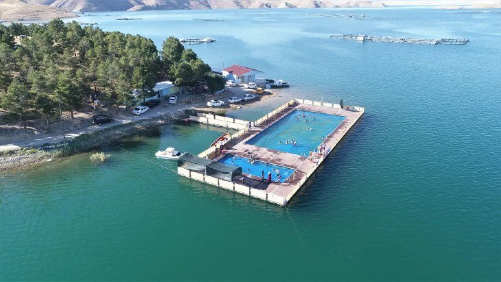 Elazığ'daki 'Yüzer Havuz' yoğun ilgi görüyor