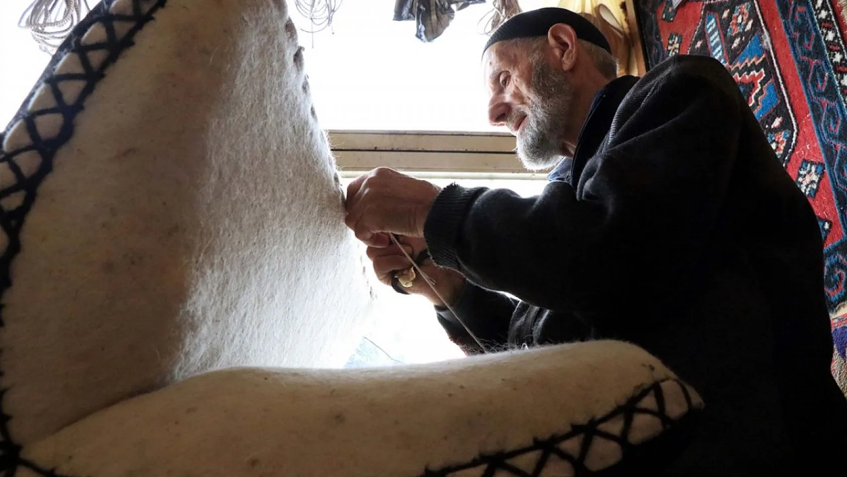 Elazığlı 65 yıllık semerci köylülerin talebiyle mesleğini bırakamıyor