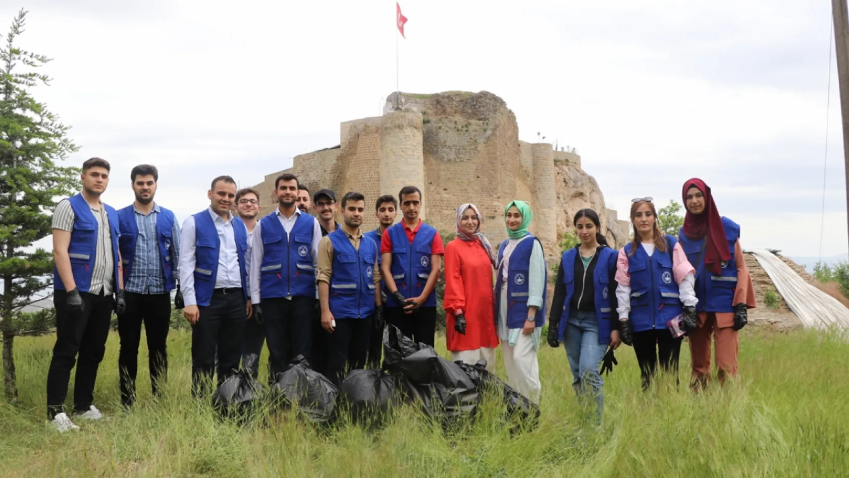 Elazığlı gençlerden 'tarihi Harput Mahallesi'nde temizlik